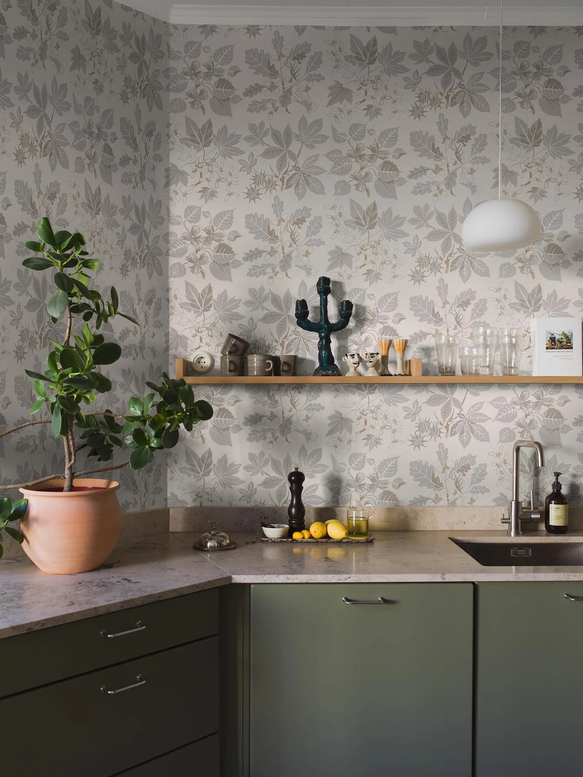 Behang met plantmotief in bladeren ARBORETUM crème met grijs