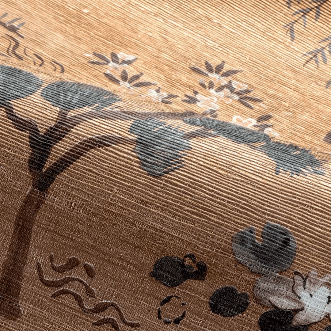 Structural wallpaper with an oriental tree plant motif LEGENDES - DORÉ caramel