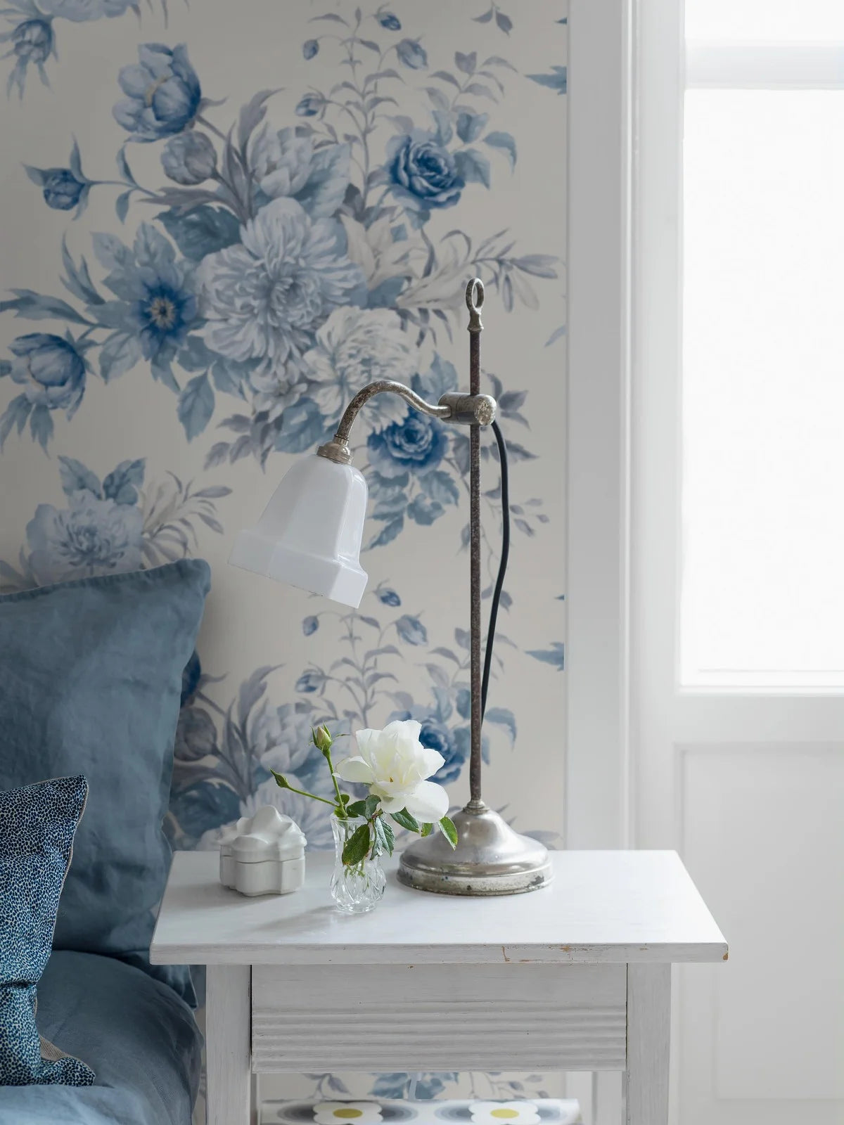 Vliesbehang met plantaal patroon FLORAL CHARM warm wit met blauw