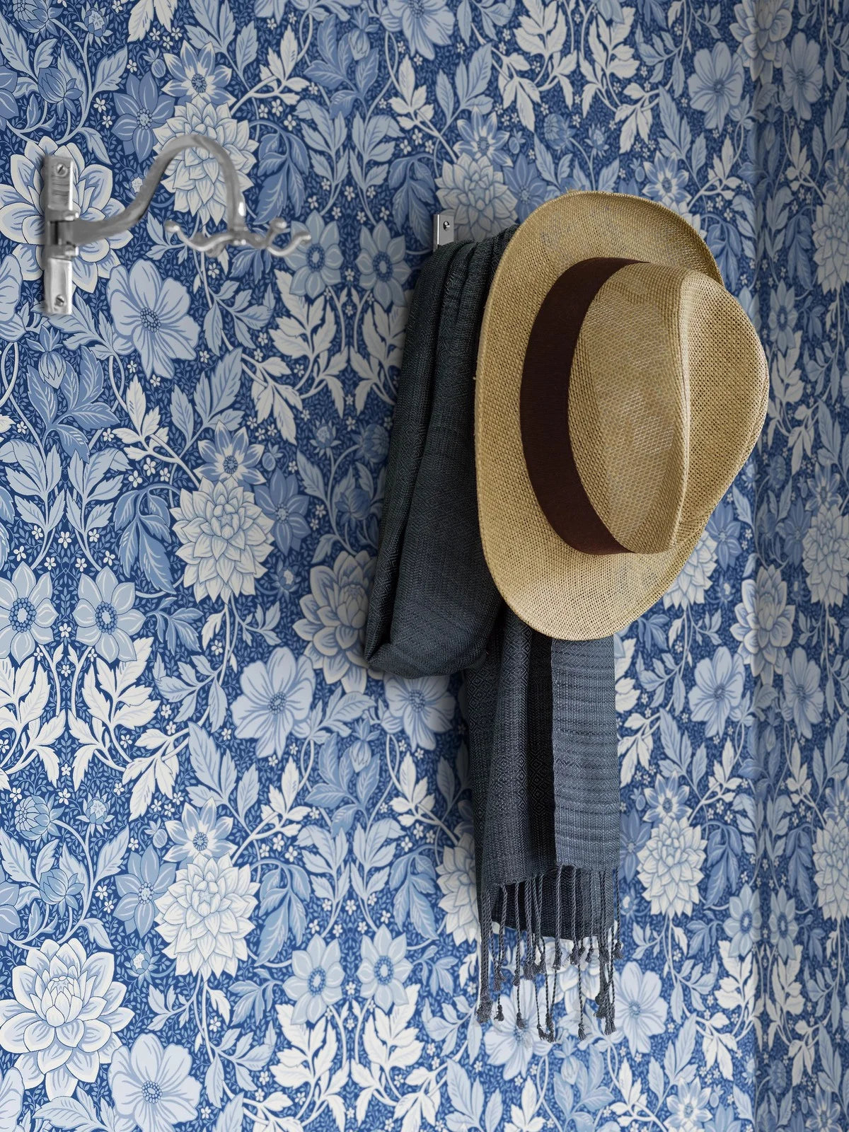 Vlies-Tapete mit pflanzlichem Muster DAHLIA GARDEN blau mit weißem Hintergrund