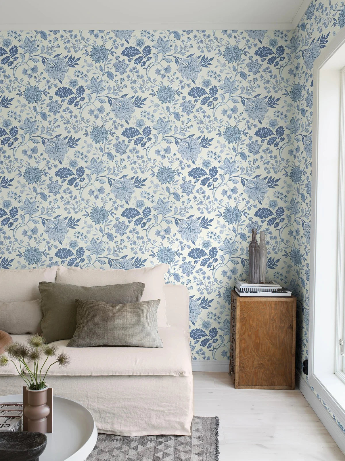 Vliesbehang met plantaal patroon ALICIA warm wit met blauw