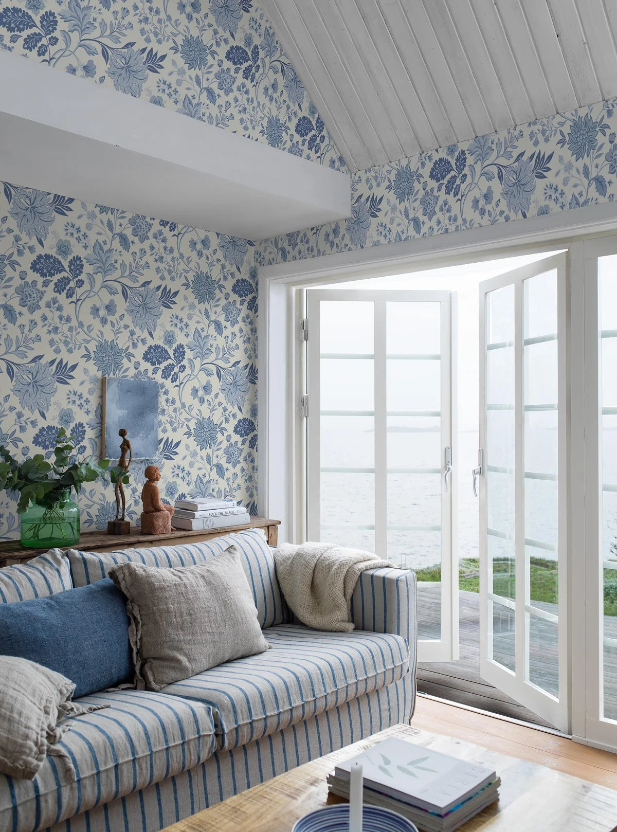 Vliesbehang met plantaal patroon ALICIA warm wit met blauw