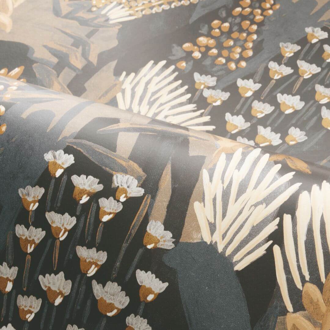 Behang met een plantmotief van bladeren en bloemen ERICA - ANTHRACITE/SABLE warm antraciet
