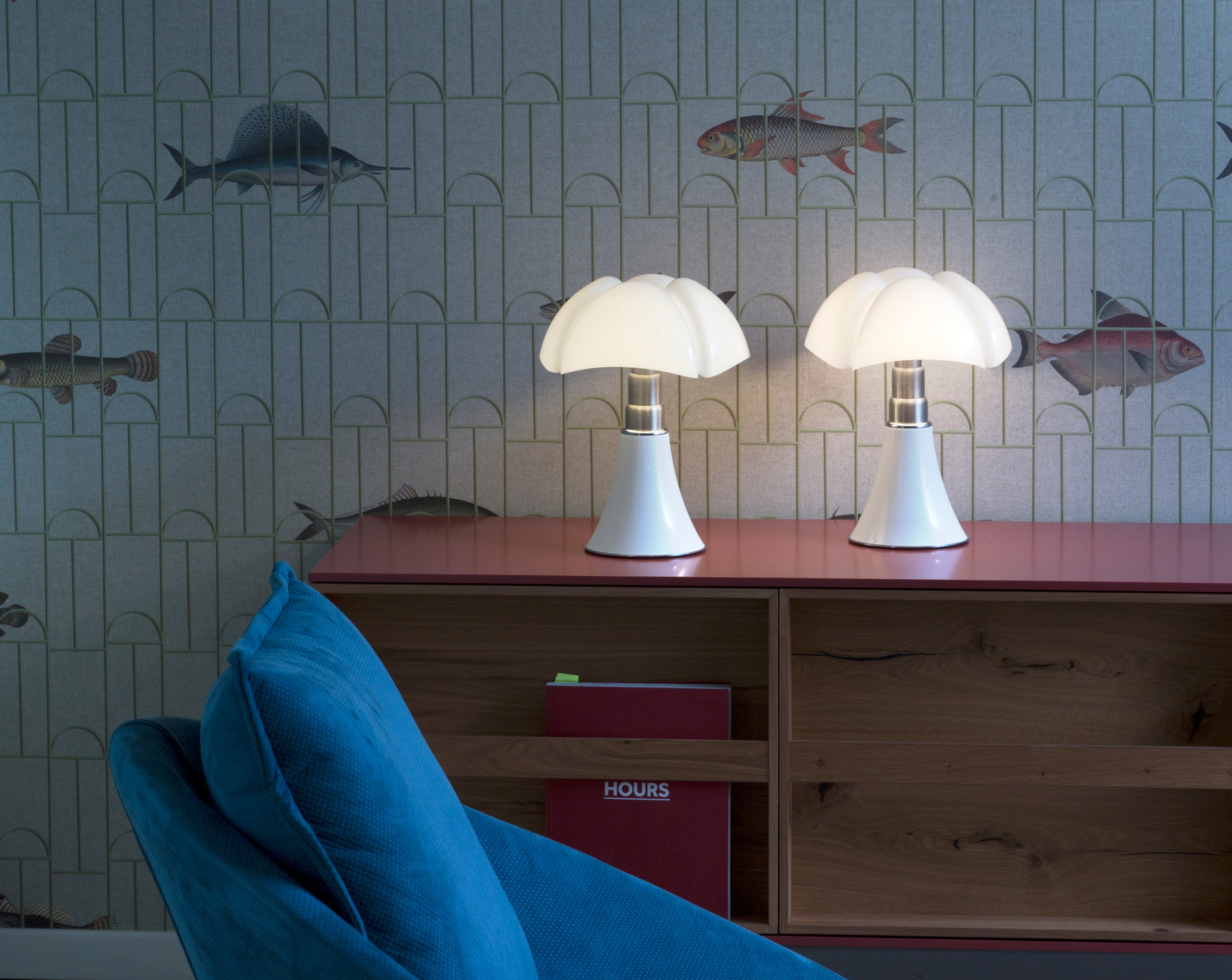 Tafellamp MINIPIPISTRELLO met opaal glazen kap en witte voet
