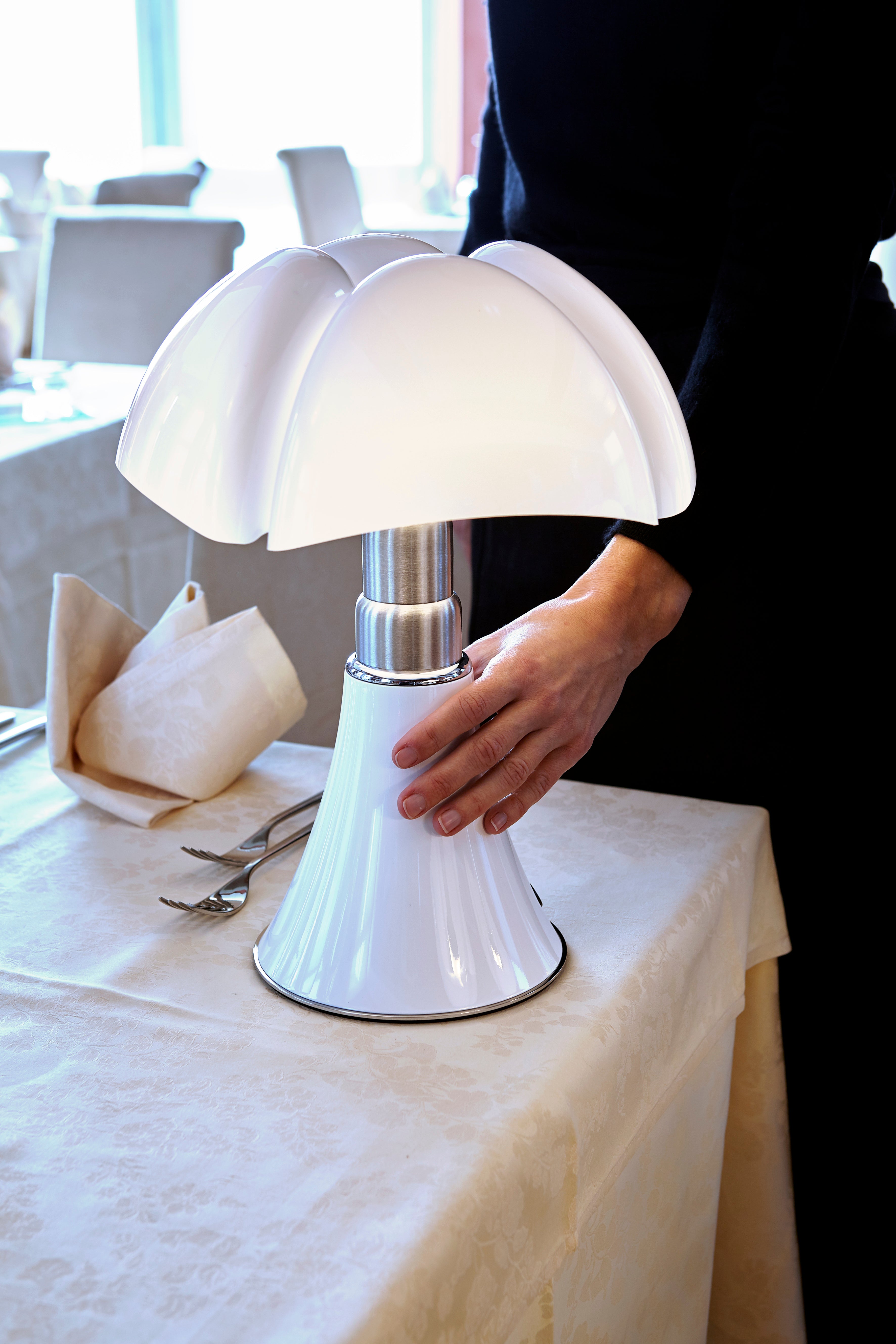 Tischlampe MINIPIPISTRELLO mit opalisiertem Schirm und weißem Fuß