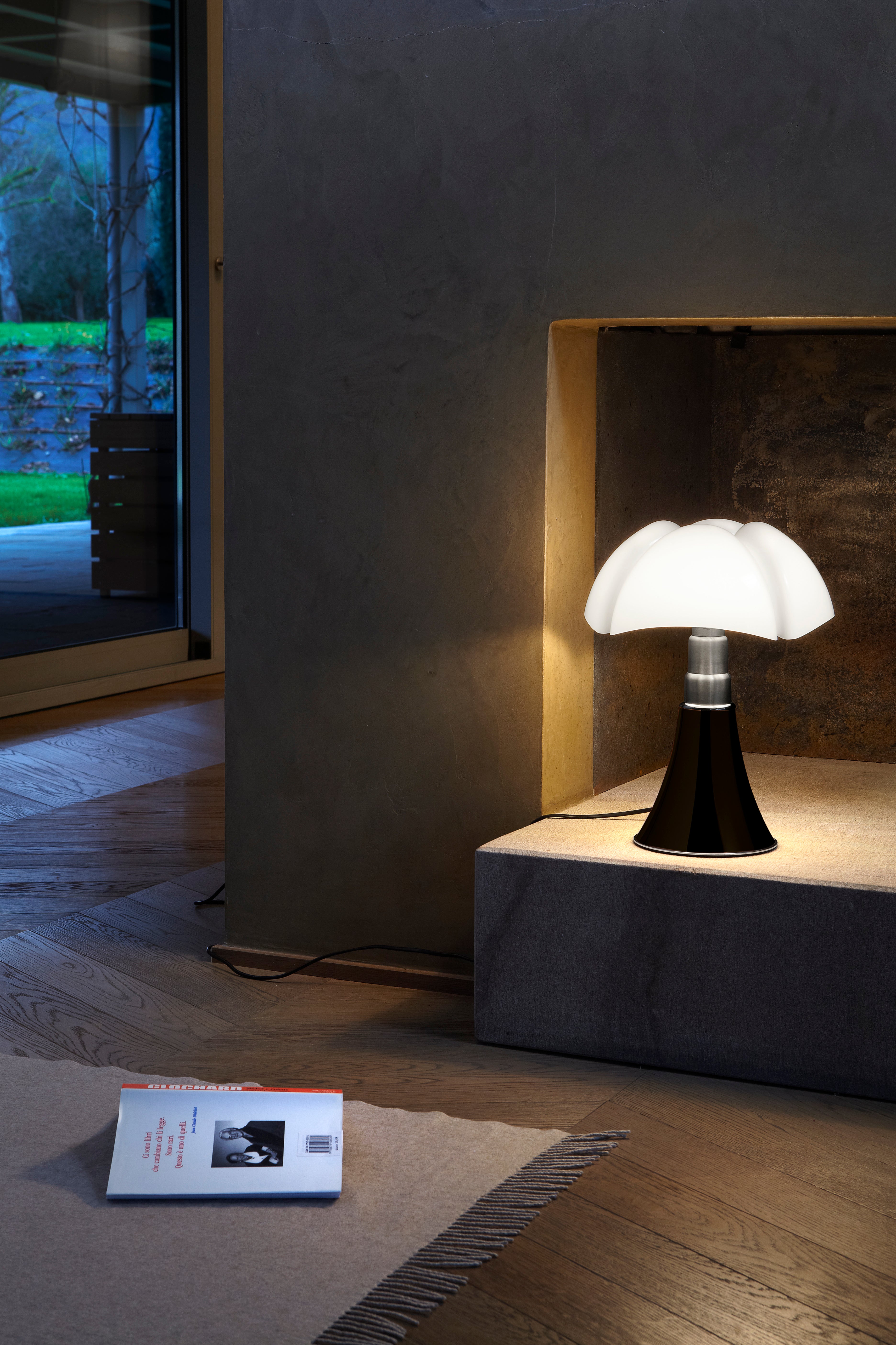 Tafellamp MINIPIPISTRELLO met opaal glazen kap en matte bronzen voet
