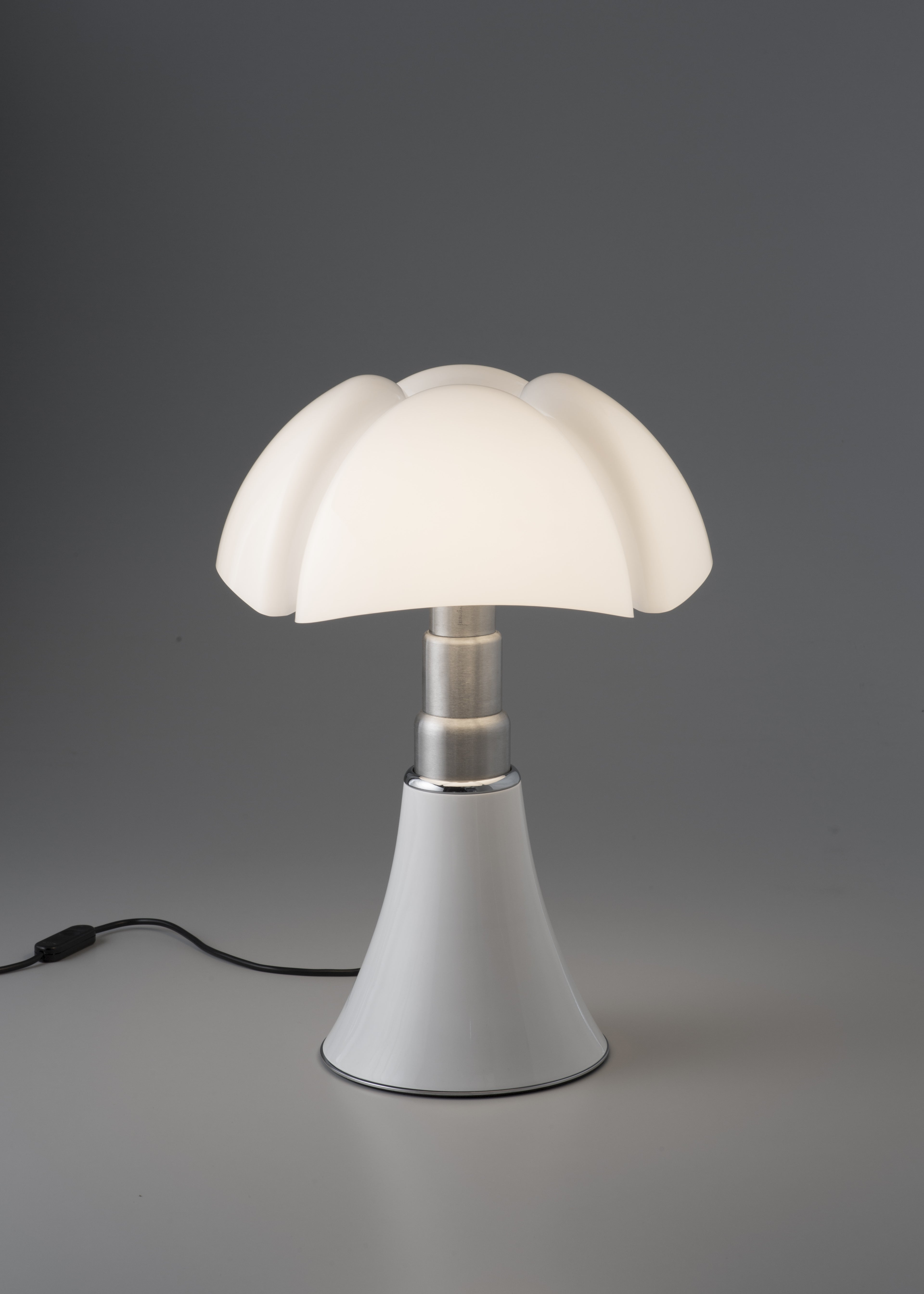 Tafellamp PIPISTRELLO MEDIUM met opaal glazen kap en witte voet
