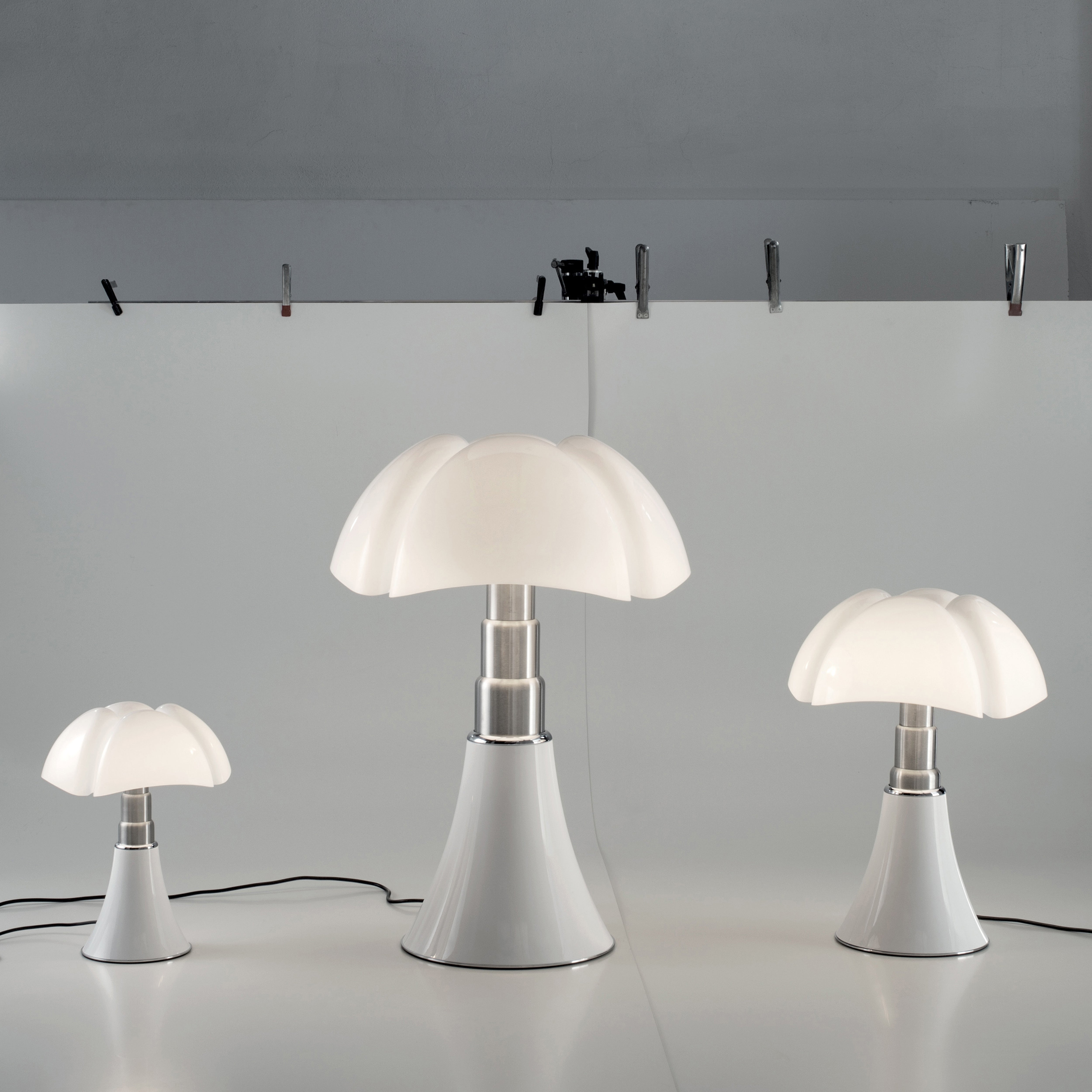 Tafellamp PIPISTRELLO MEDIUM met opaal glazen kap en witte voet