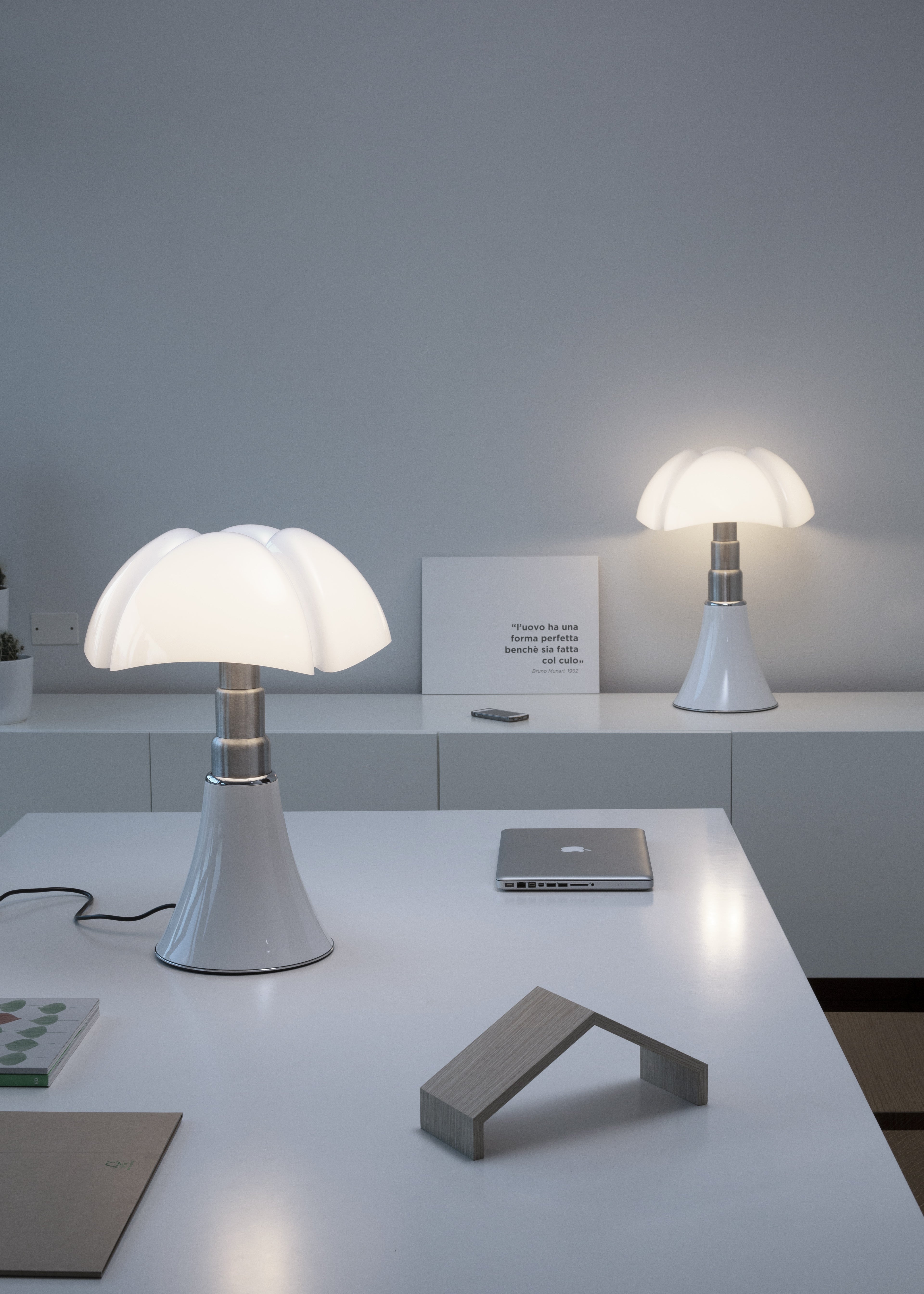 Tafellamp PIPISTRELLO MEDIUM met opaal glazen kap en witte voet
