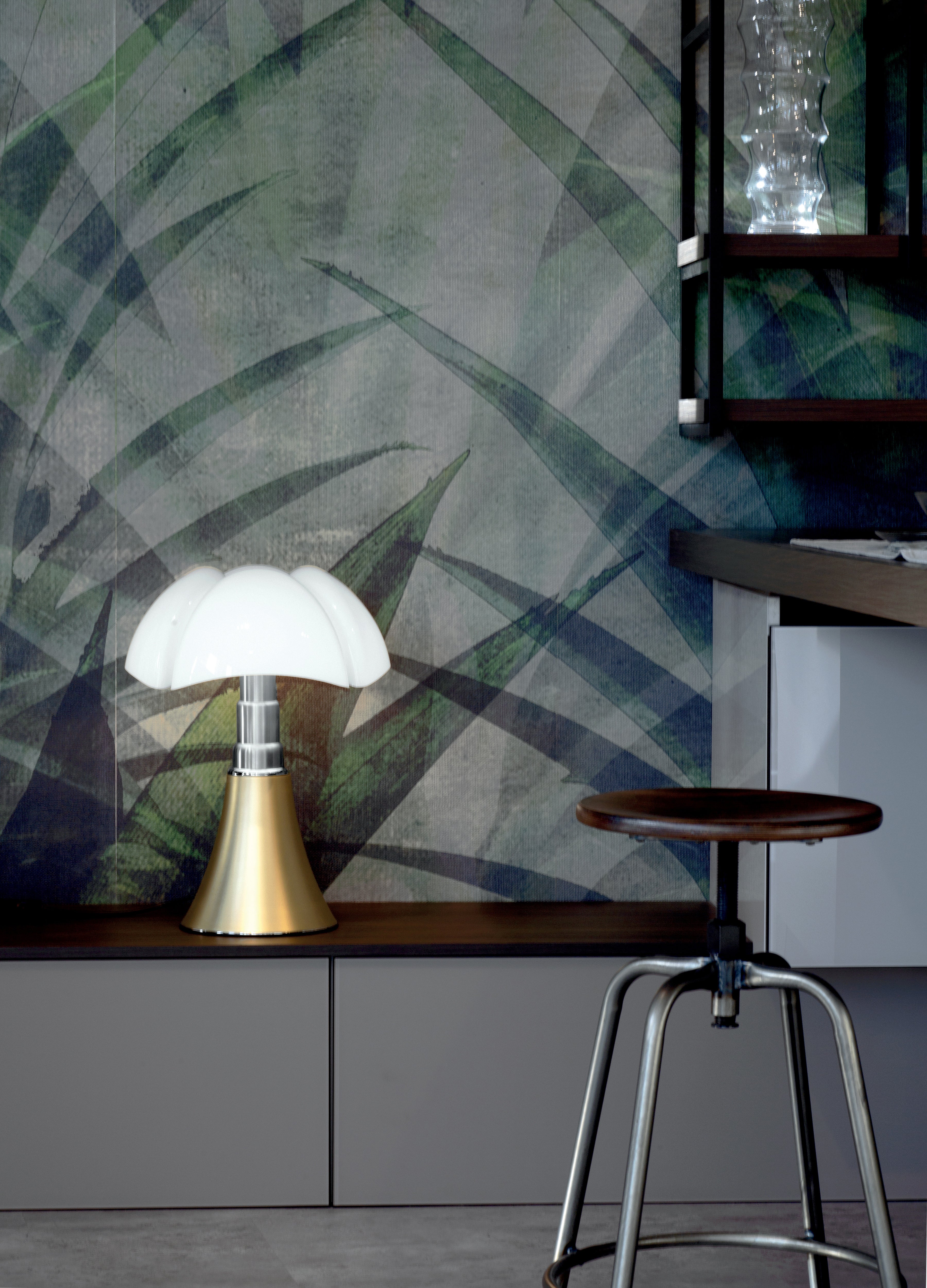 Tafellamp PIPISTRELLO MEDIUM met opaal glazen kap en messing voet