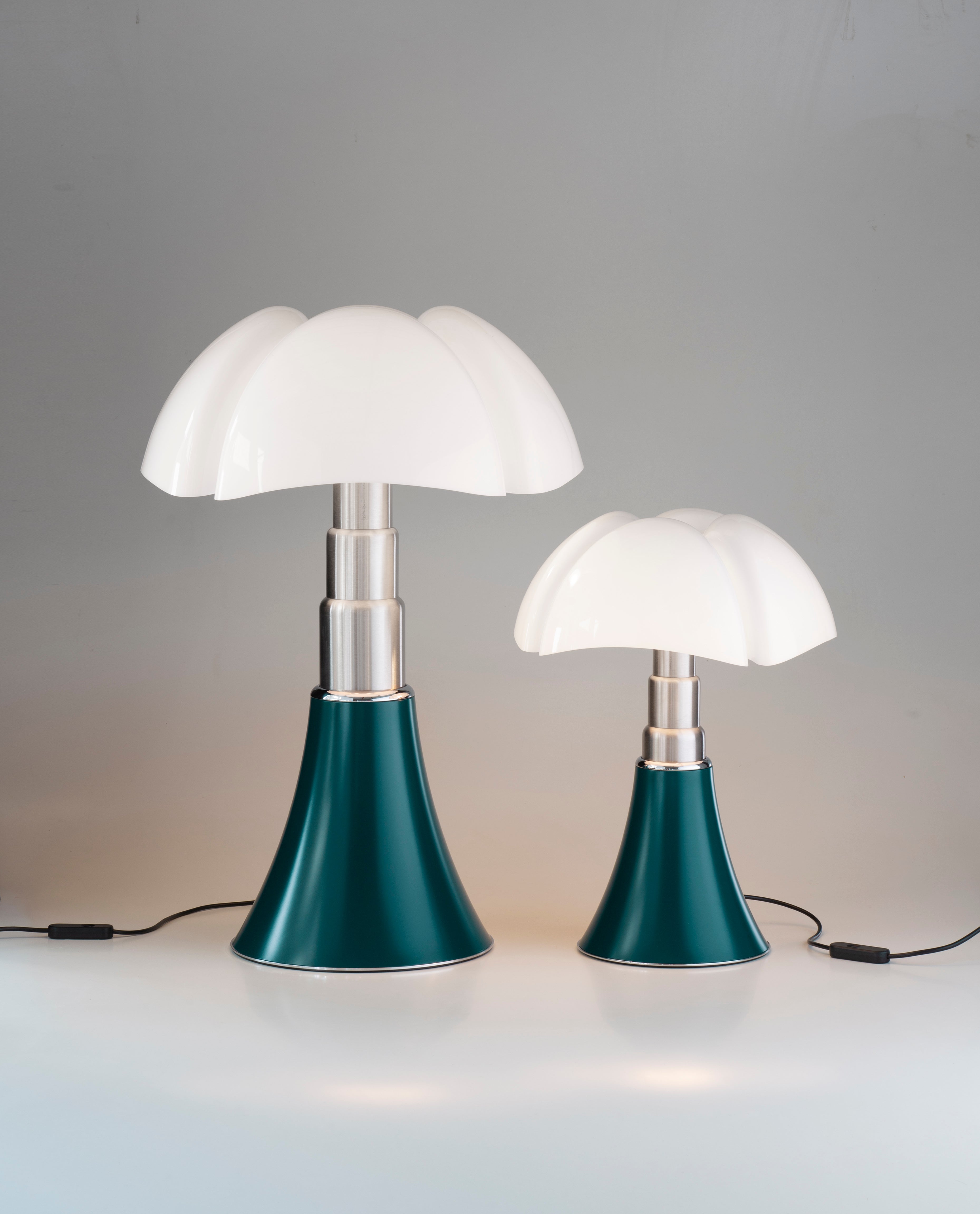 Lampa stołowa PIPISTRELLO opalowy klosz z ciemnozieloną podstawą