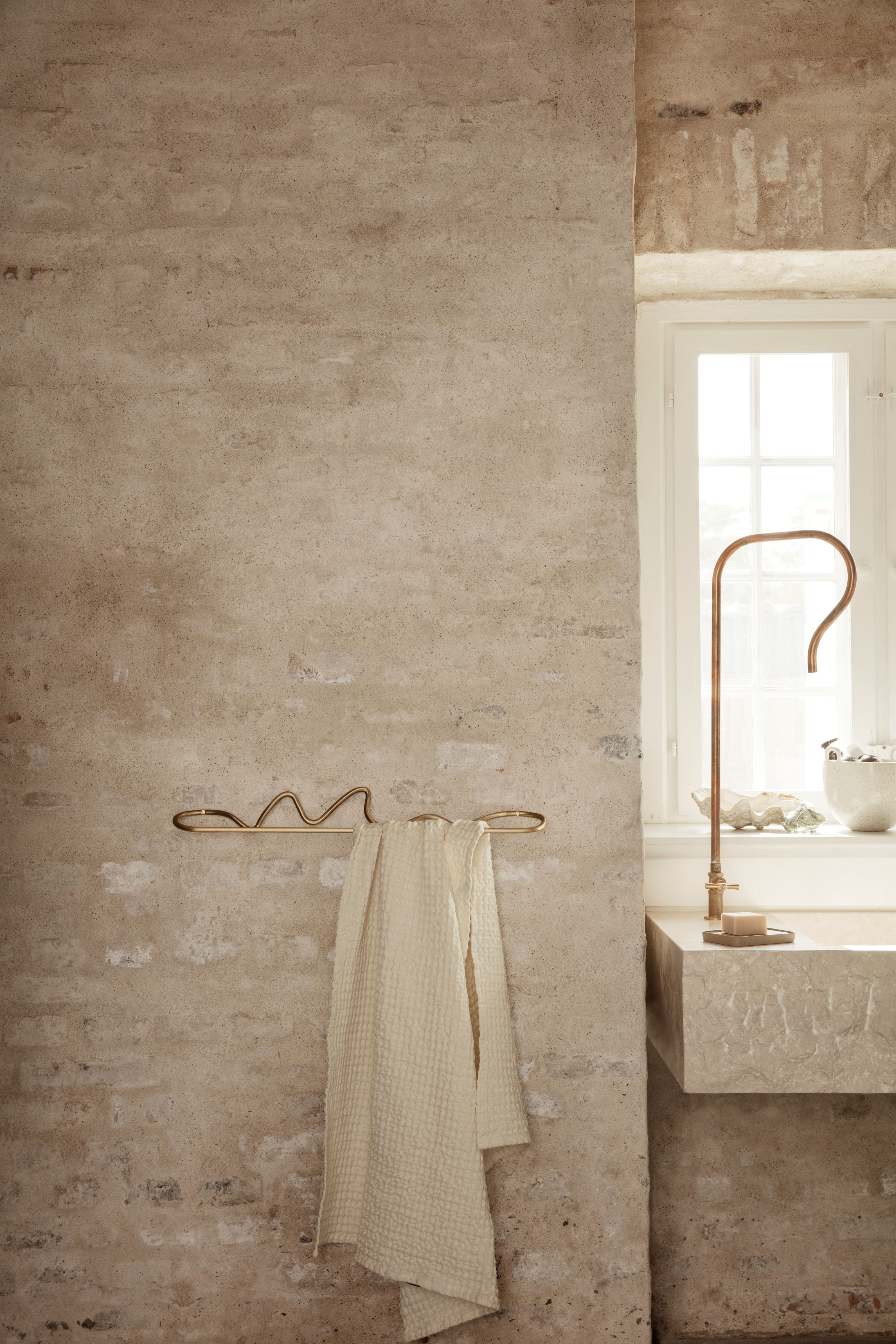 CURVATURE brass towel rack