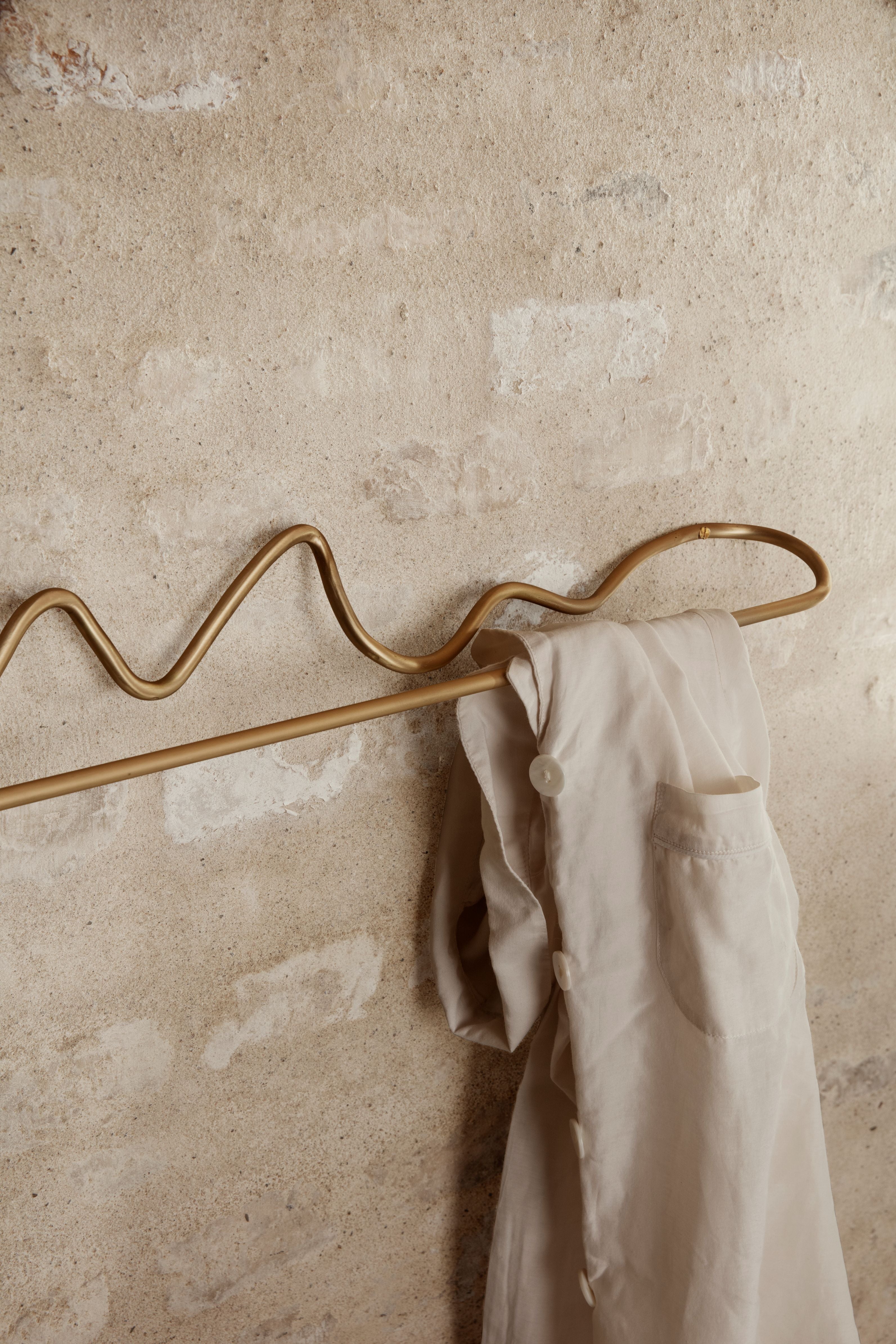 CURVATURE brass towel rack