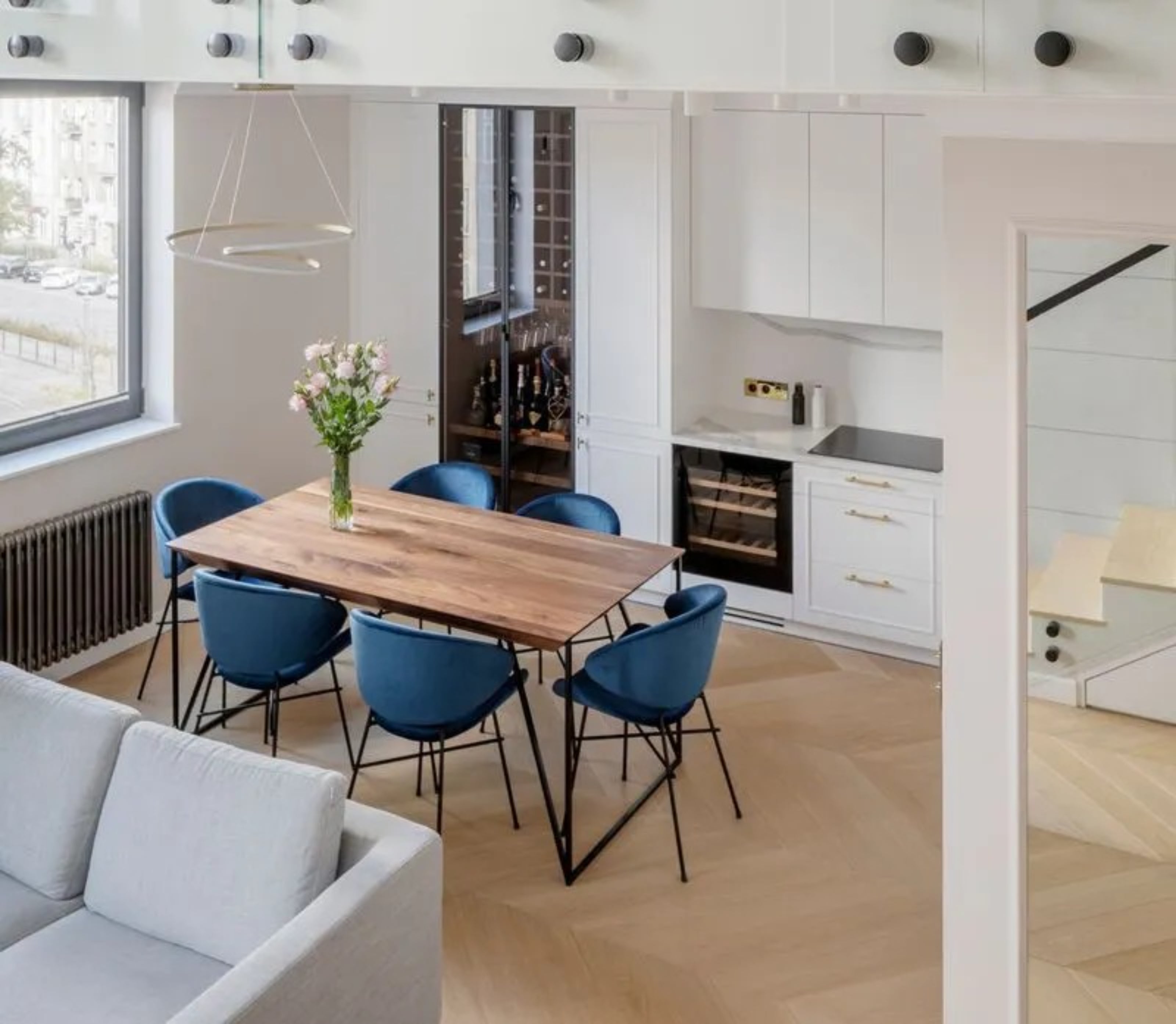 Tafel FRANCIS met notenhouten blad en zwarte stalen basis