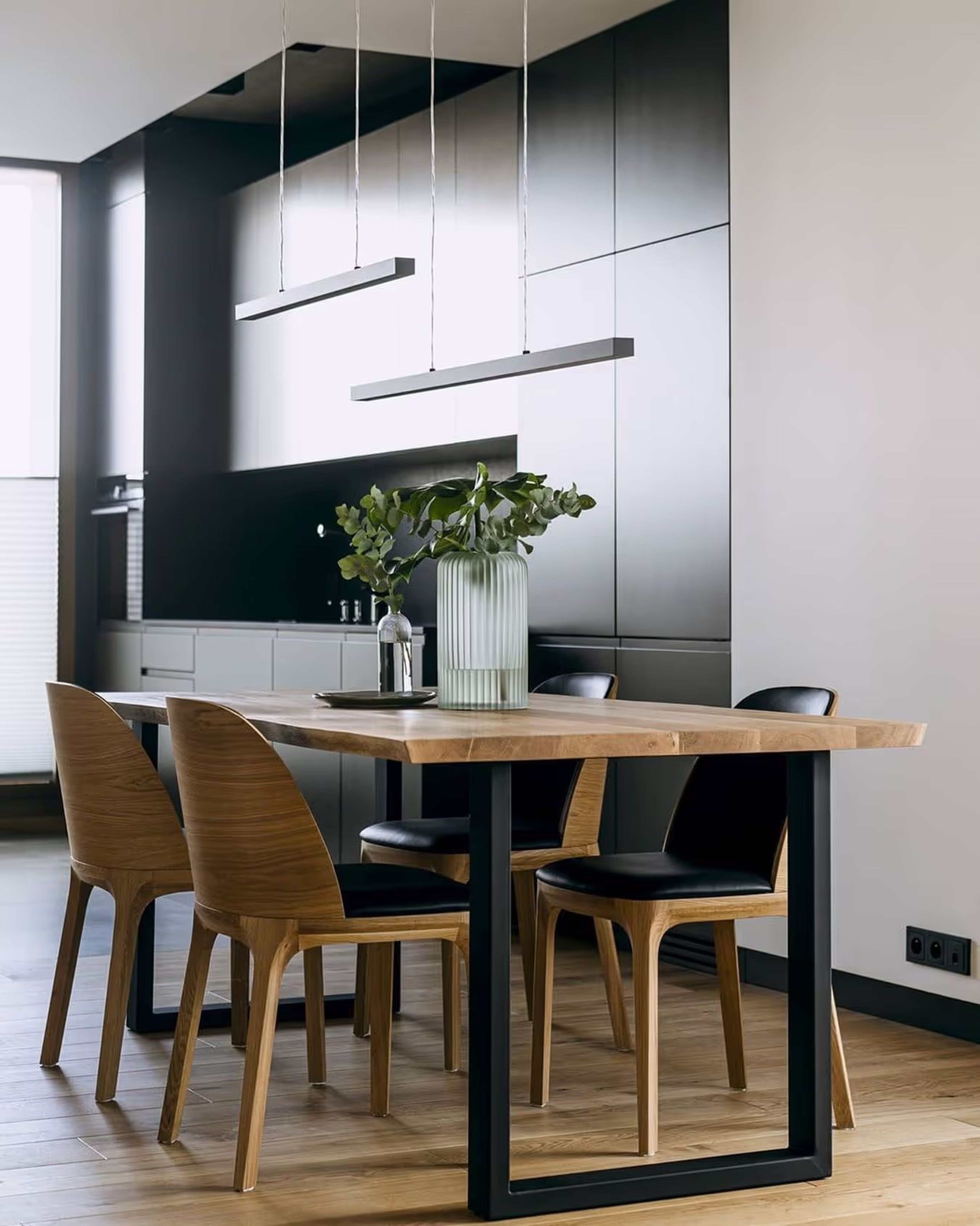 Eettafel PABLO met een eiken blad en een zwarte stalen basis