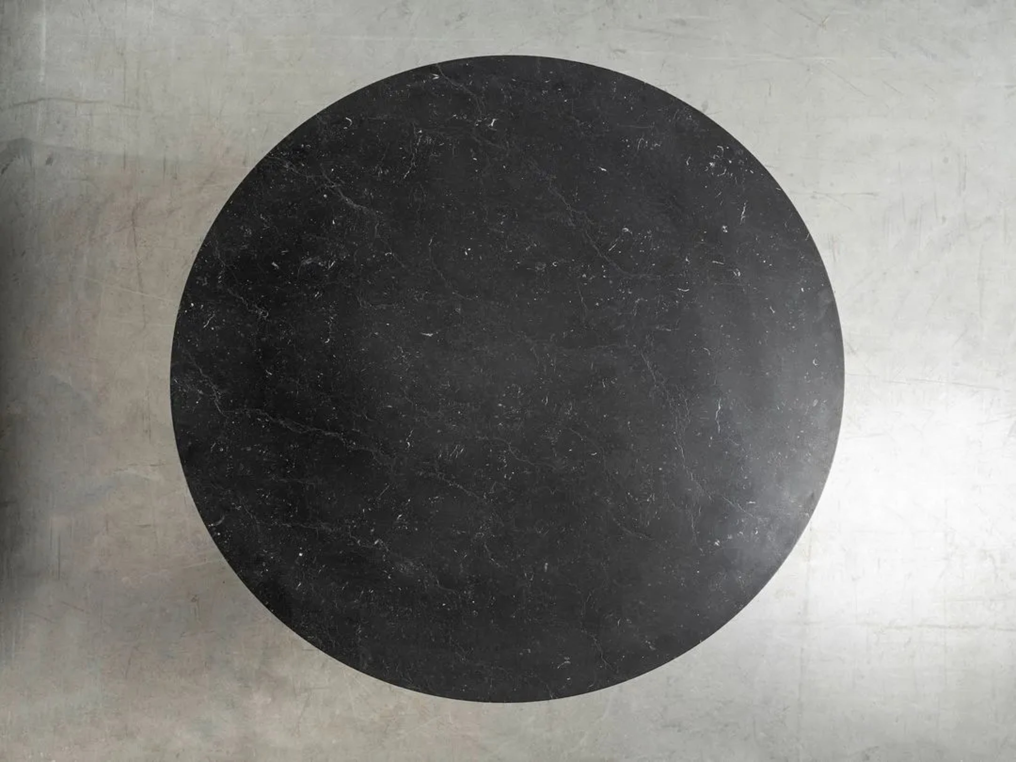 Rundtisch MOON mit gebürsteter Marmorplatte und schwarzem Stahlgestell