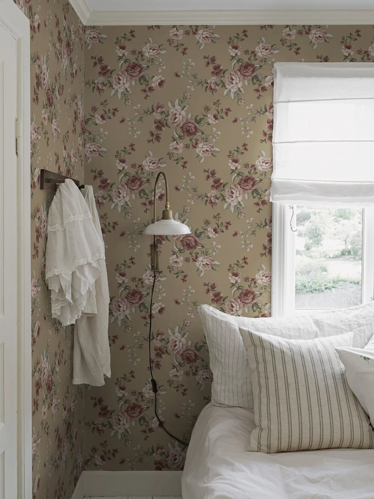 Tapete mit pflanzlichem Blumenmotiv NOMI braun
