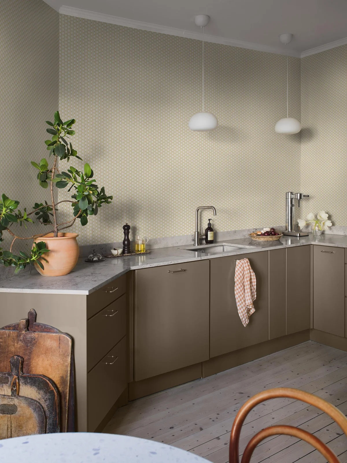 LILLA LYCKAN White and Yellow Striped Wallpaper with Floral Motif