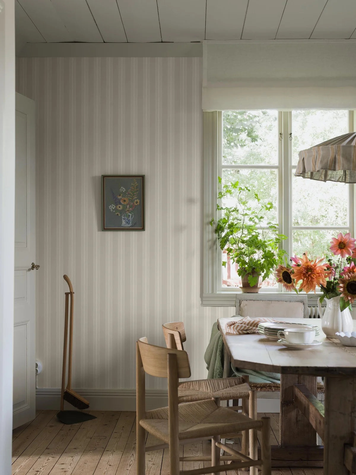 Gestreepte behang GUNNEBO lichtroze met wit