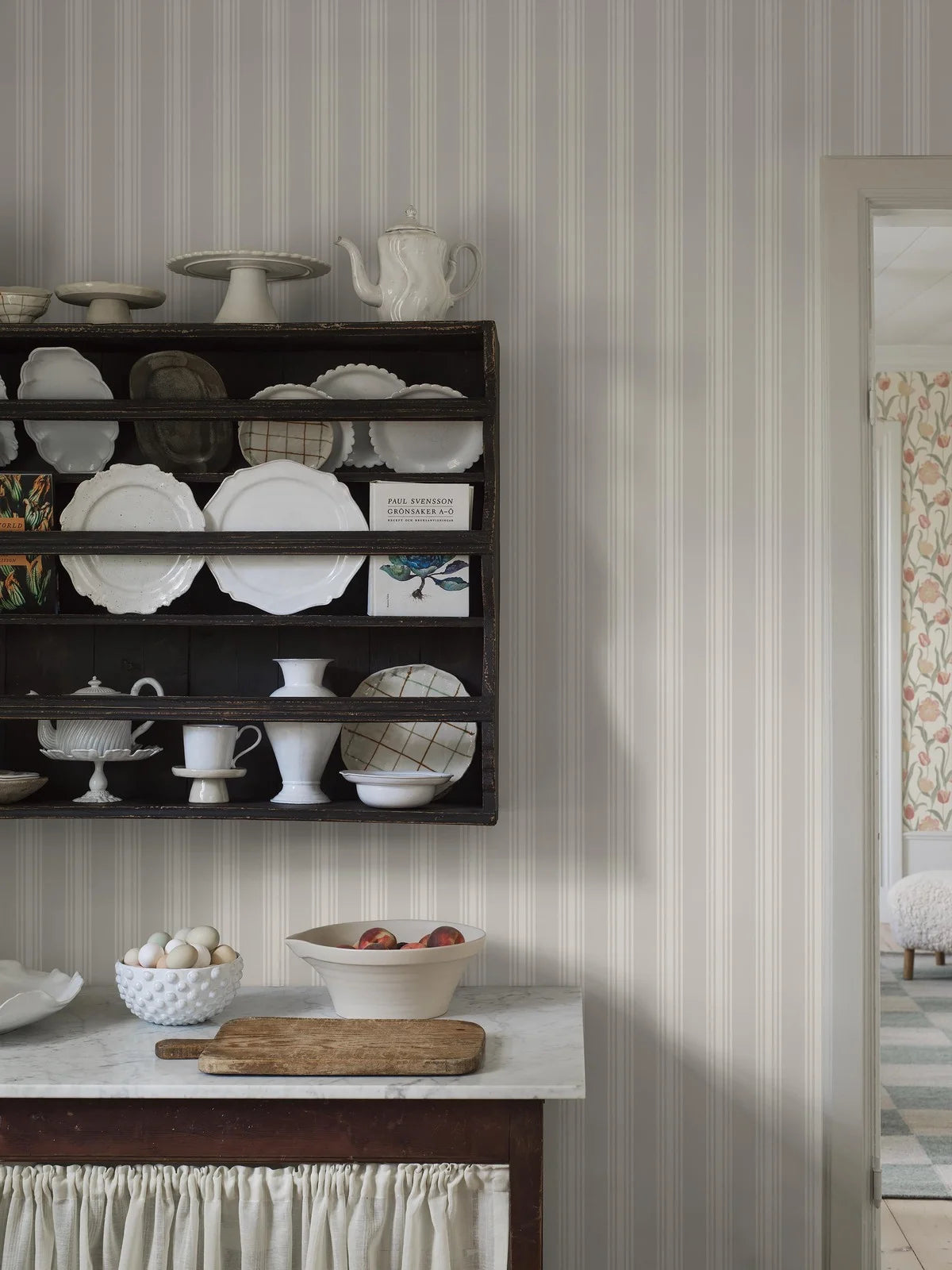 Gestreepte behang GUNNEBO lichtroze met wit