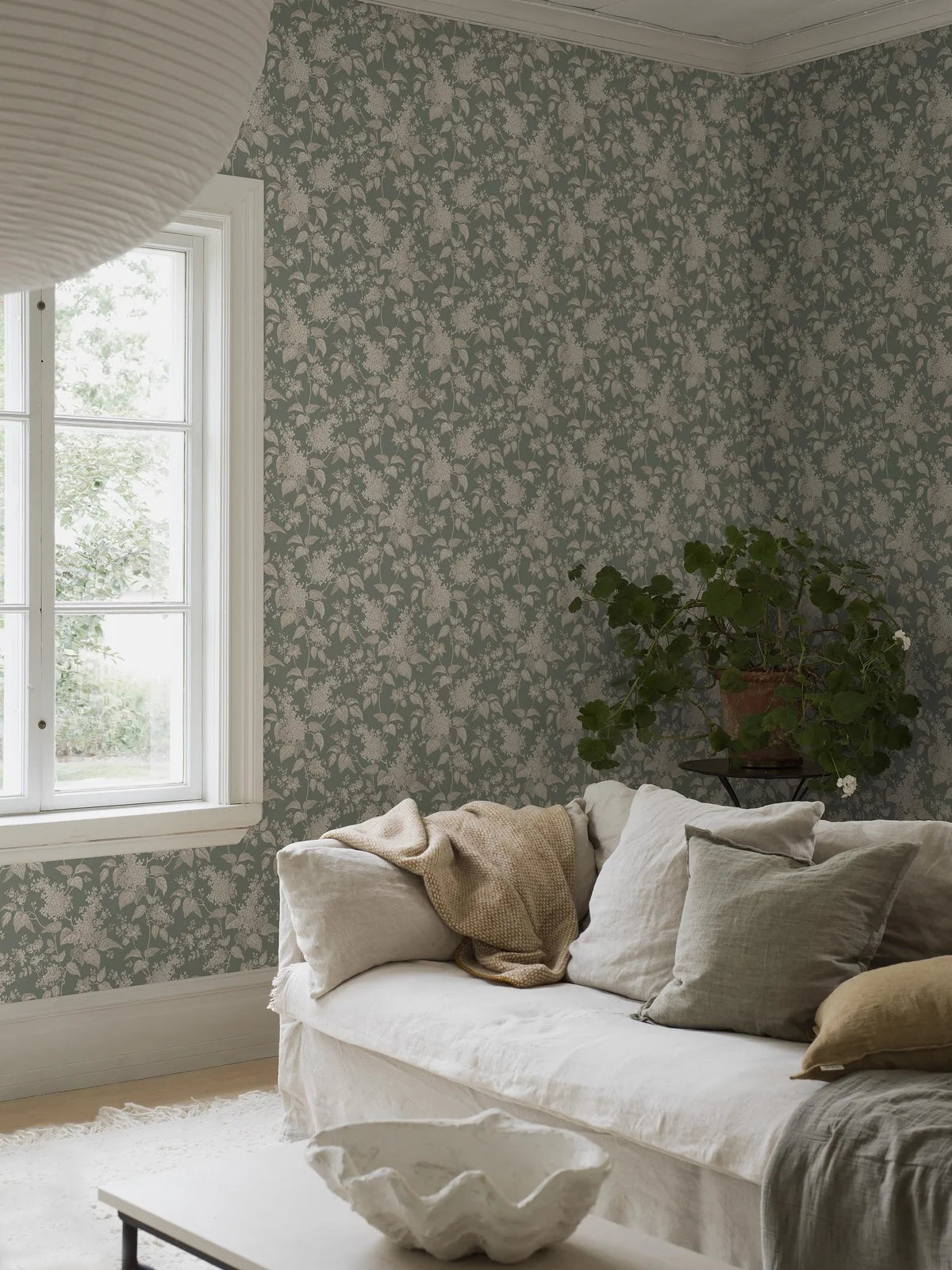 Tapete mit pflanzlichem Blumenmotiv SYREN grün mit beige