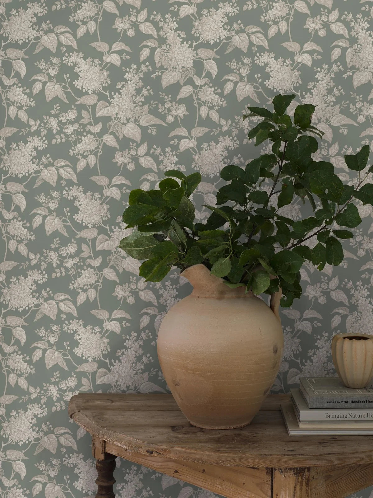 Tapete mit pflanzlichem Blumenmotiv SYREN grün mit beige