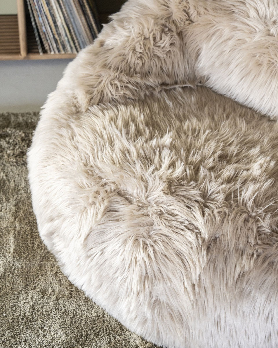 Fotel SNUZZLE beżowy do salonu – By Boo