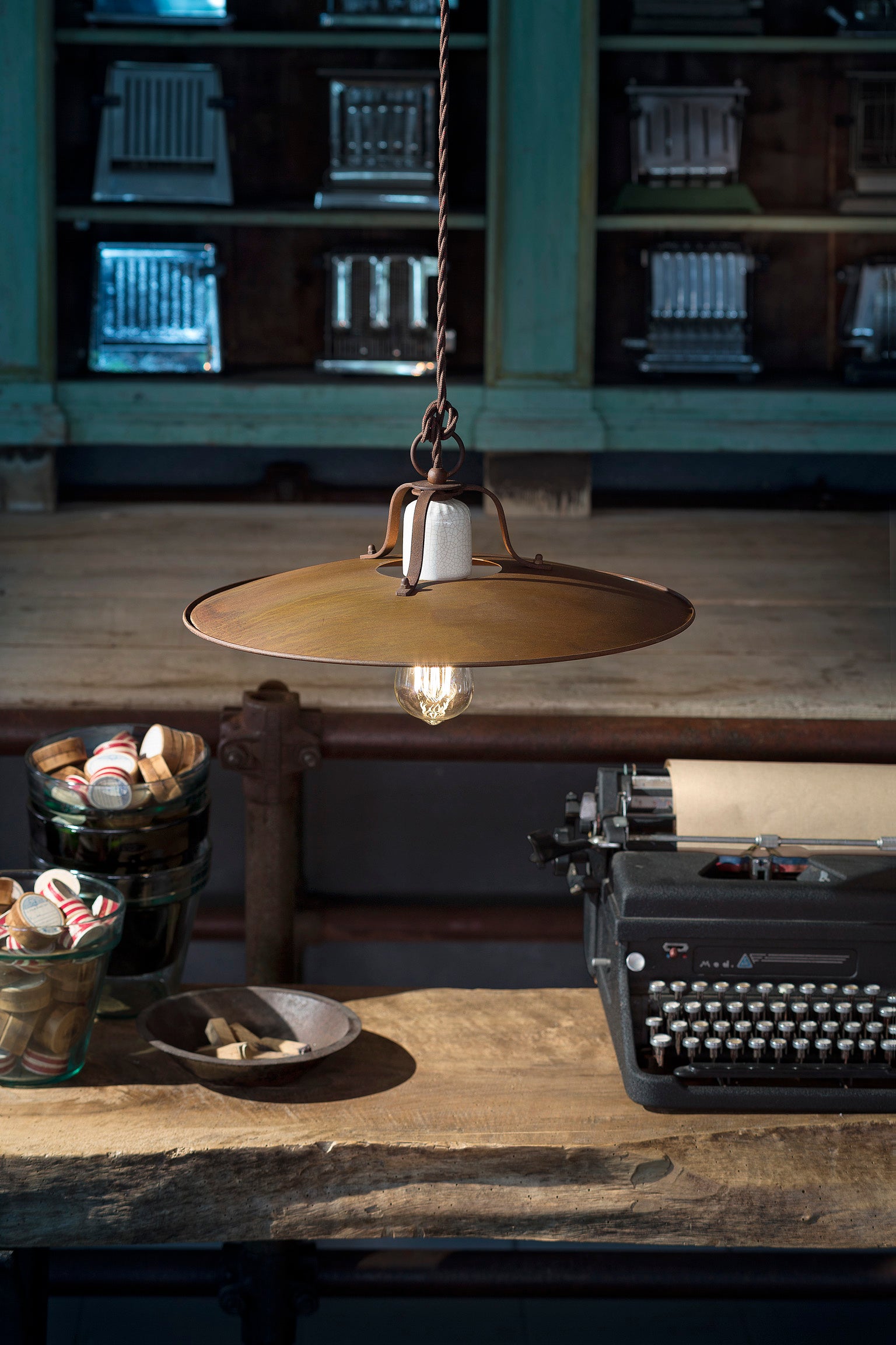 Keramik-Eisen Pendelleuchte GRUNGE rost mit creme Craquelé-Effekt 