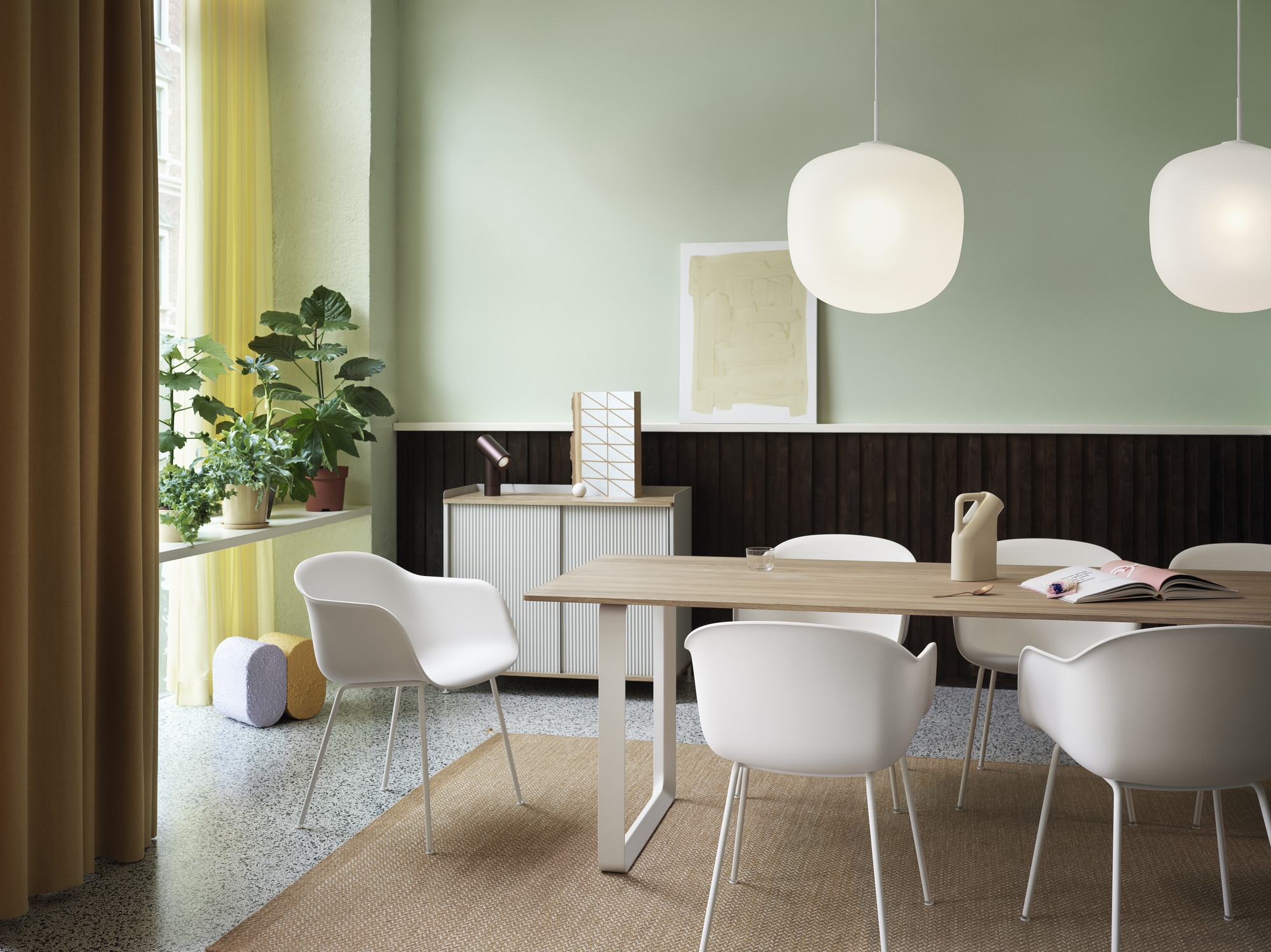 Eettafel 70/70 van eikenhout met zandkleurige basis