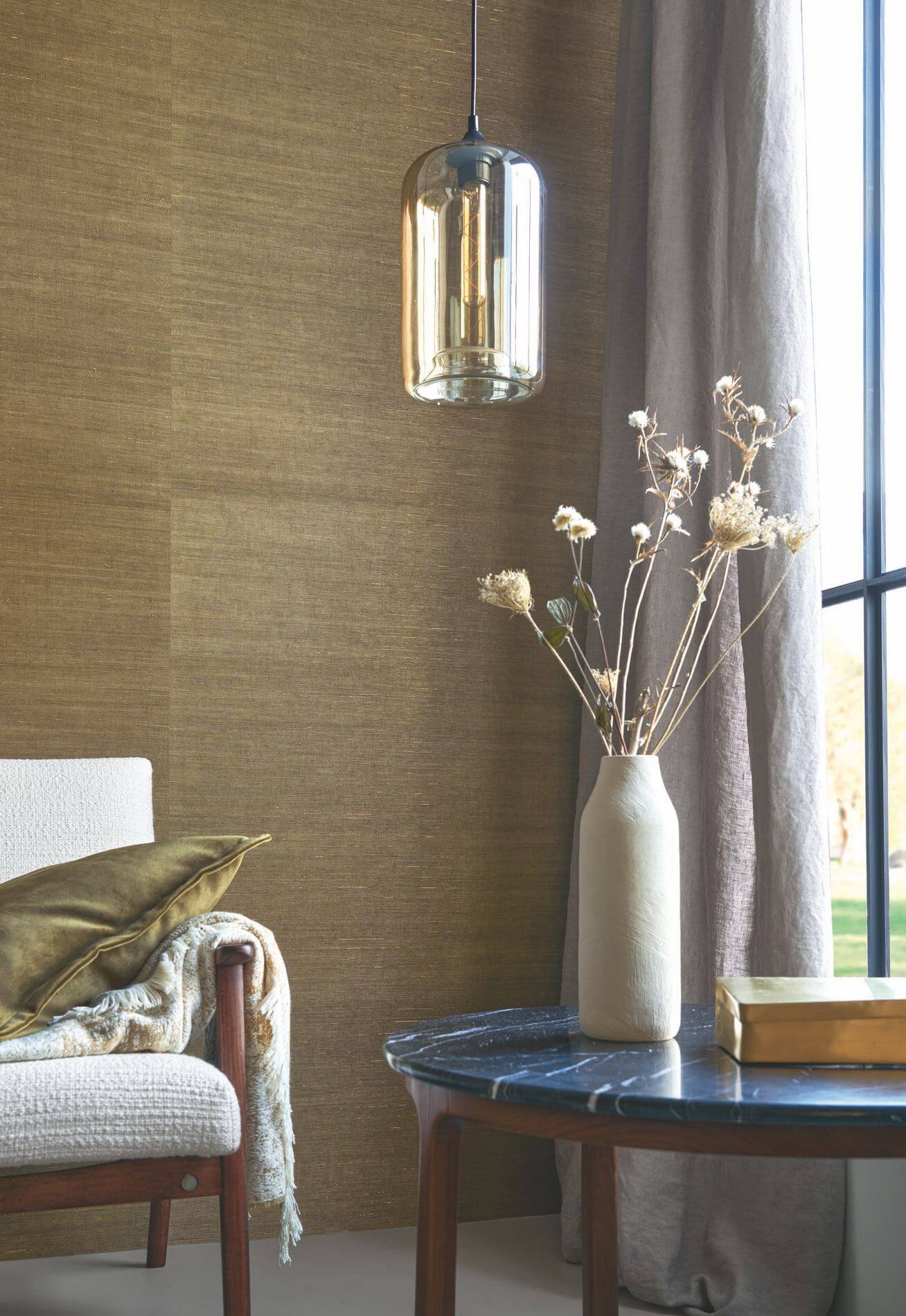 Natuurlijke structuurbehang dat agavebladeren imiteert STRIATA - KAKI/OR khaki met bruin