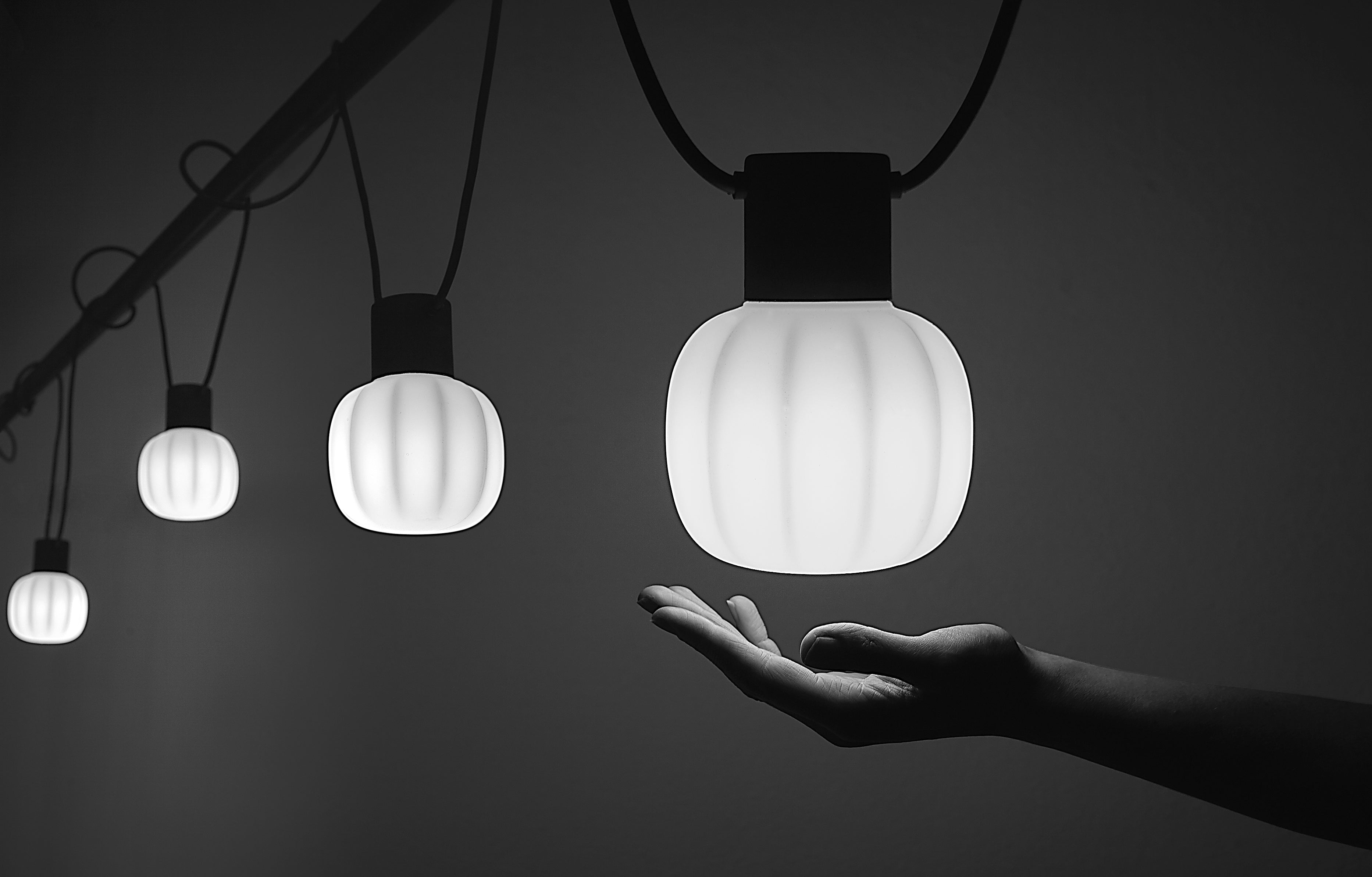 Lampa wisząca zewnętrzna KIKI biały z czarnym