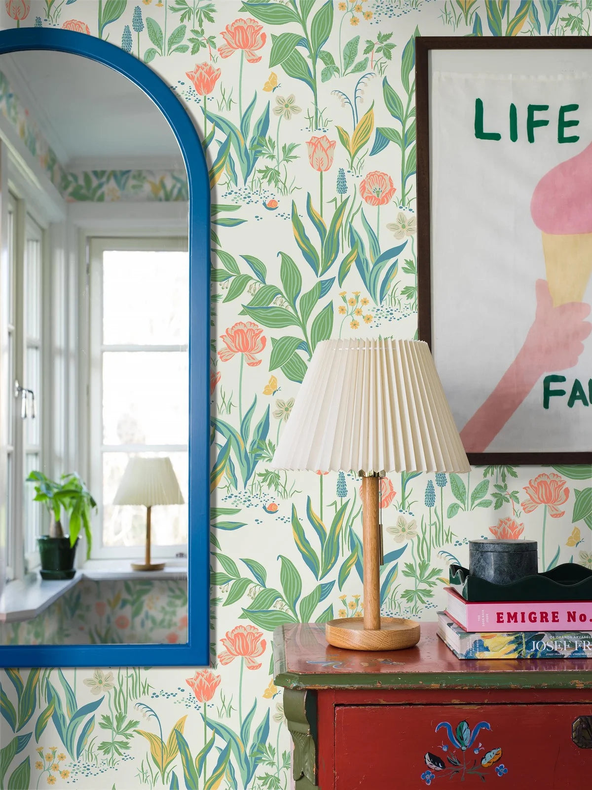 Spring Garden Floral Pattern Wallpaper in White and Green