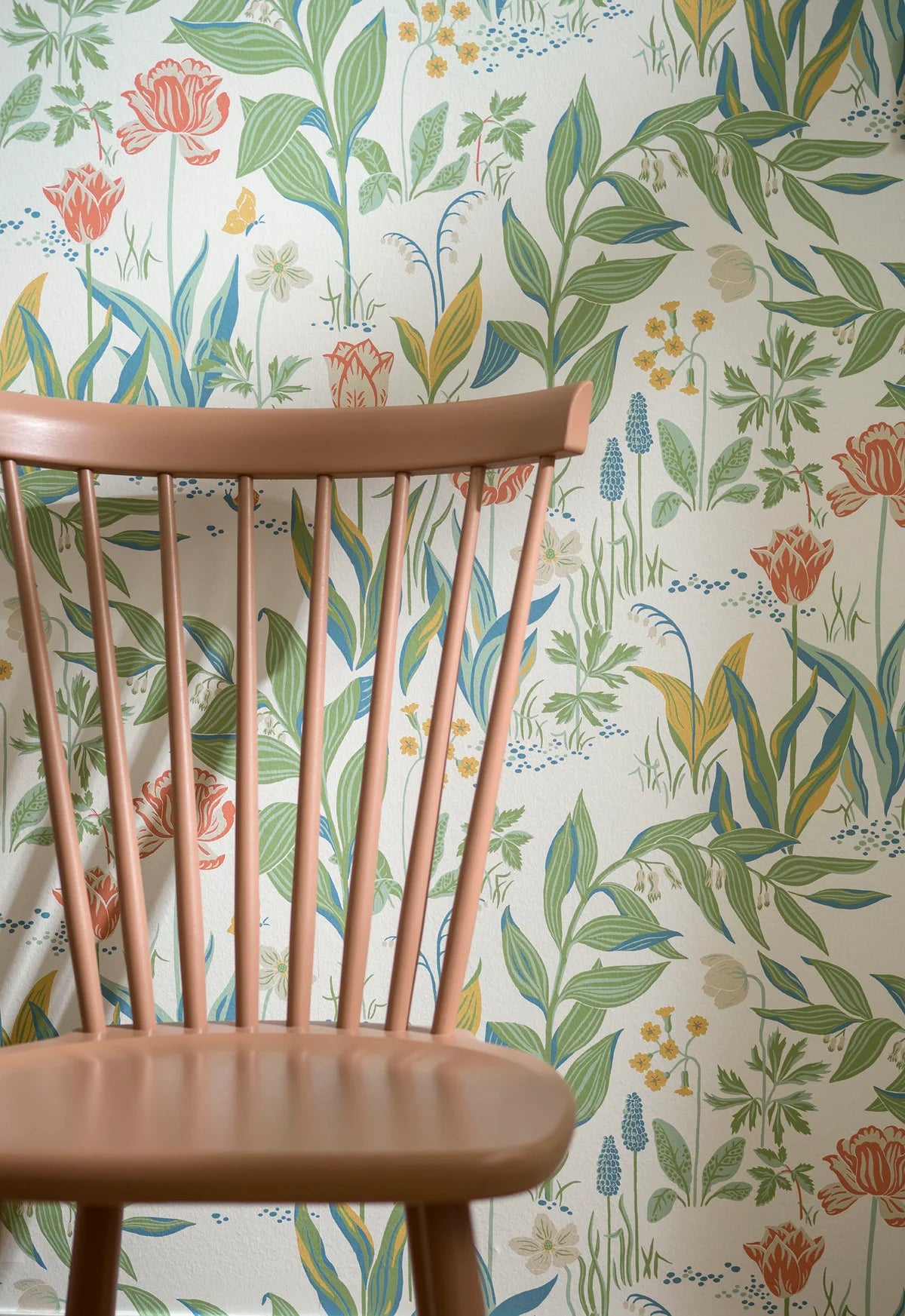 Spring Garden Floral Pattern Wallpaper in White and Green