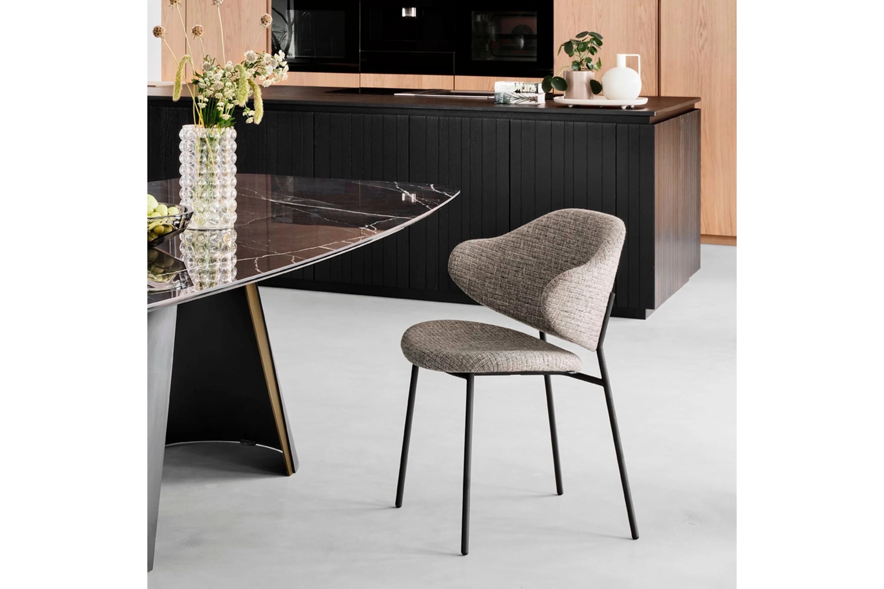 Gestoffeerde HOLLY stoel met een donkere houten basis