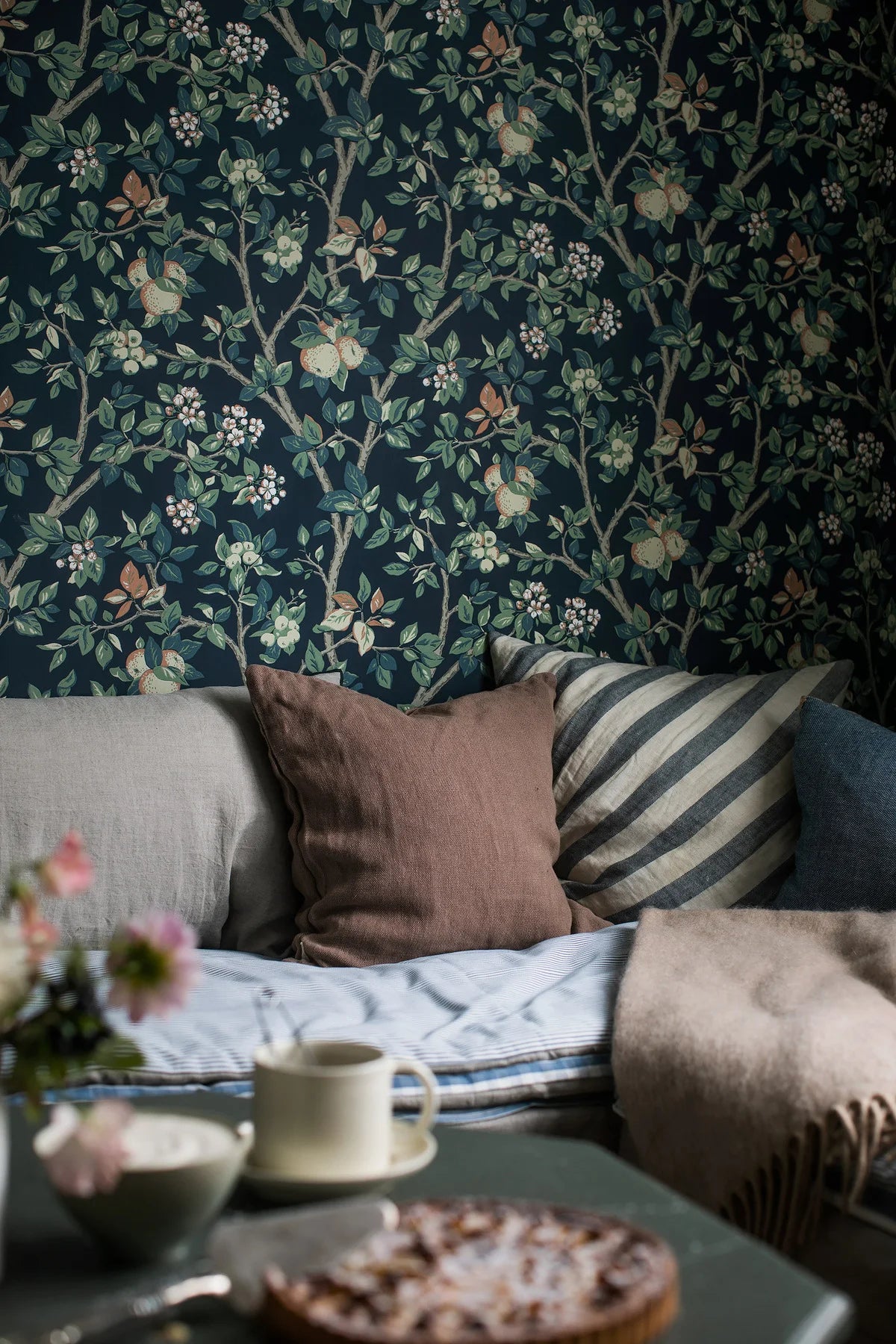 Behang met een plantenmotief van de fruitboom INGRID MARIE donkerblauw met groen