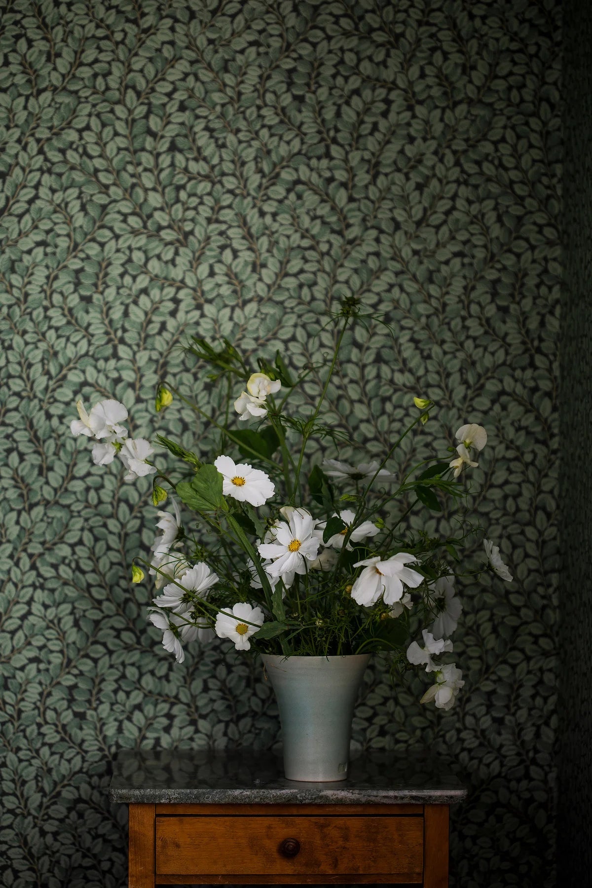 Behang met een plantmotief van hazelnootbladeren groen