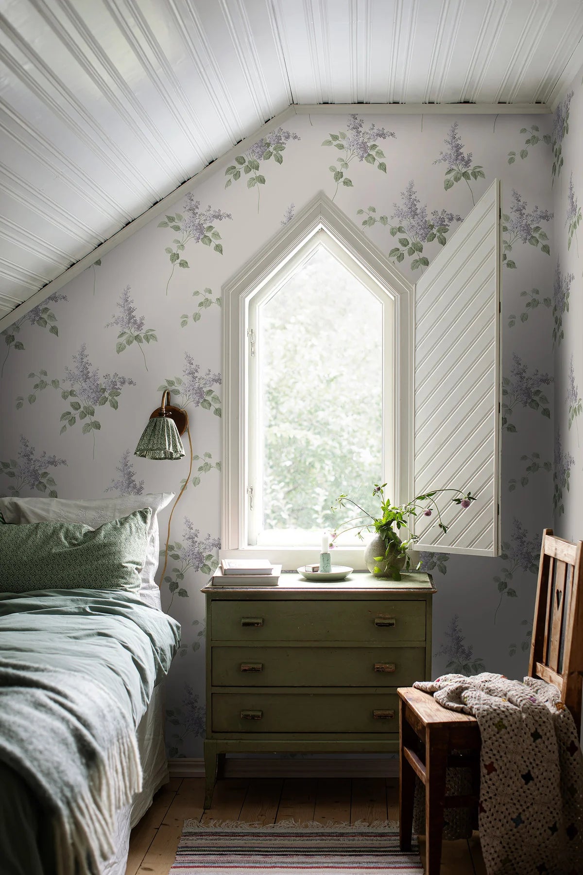 Beige behang met paarse bloemenprint LILACS