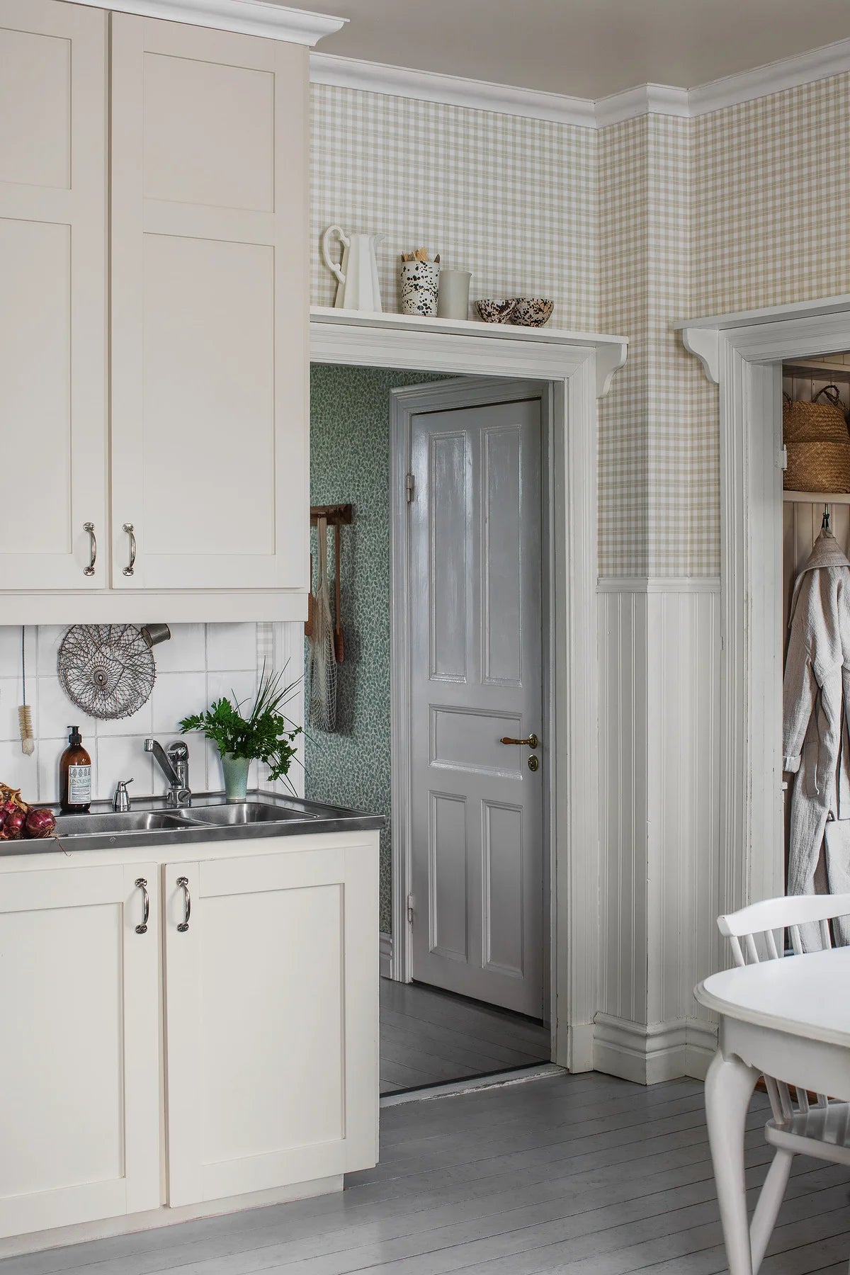 Beige behang met geometrisch ruitpatroon FRIDA met wit