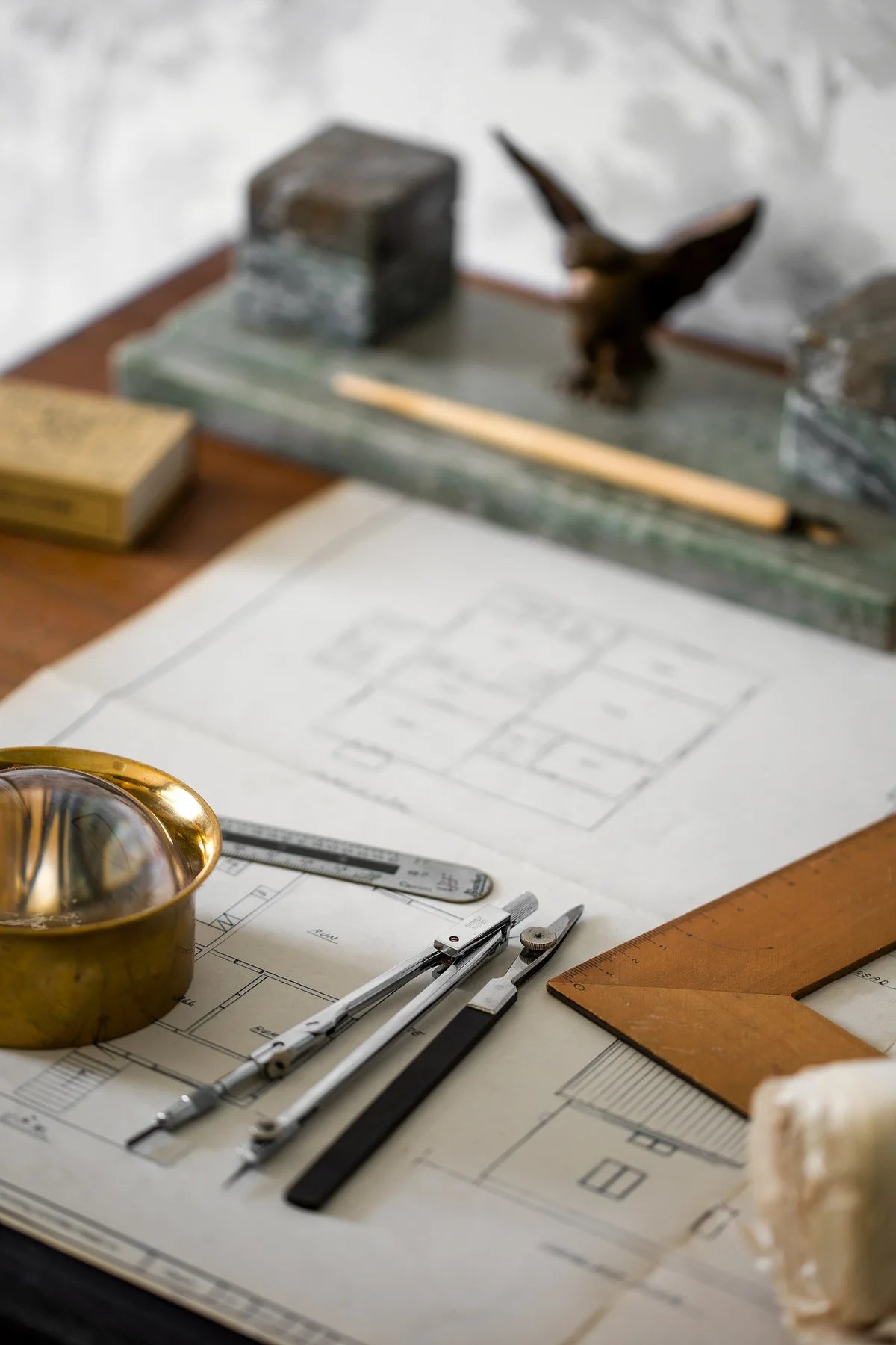 Vliesbehang met plantaardig patroon LANDLIJK OCHTEND wit met grijs