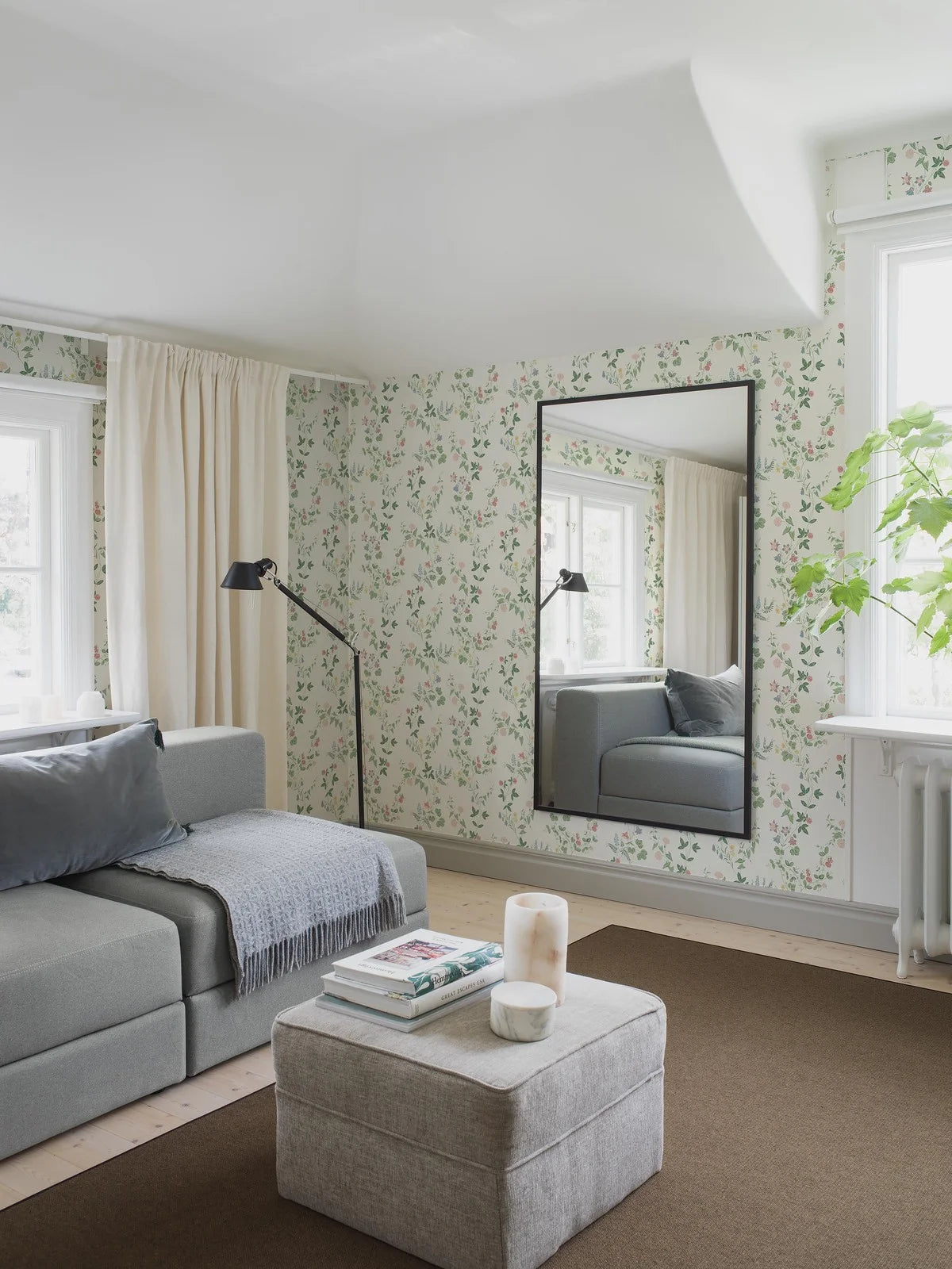 Behang met een plantmotief van bloemen en bladeren MIDSUMMER EVE wit met groen