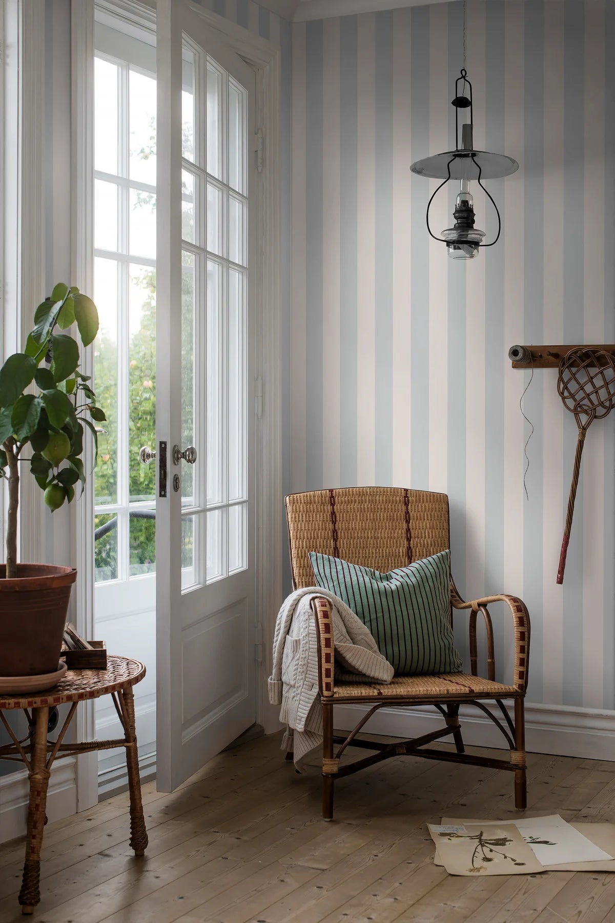 Vliesbehang papier gestreept FALSTERBO STRIPE wit met blauw