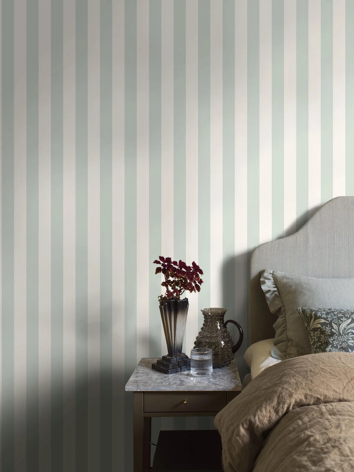 Vliesbehang papier gestreept FALSTERBO STRIPE wit met groen
