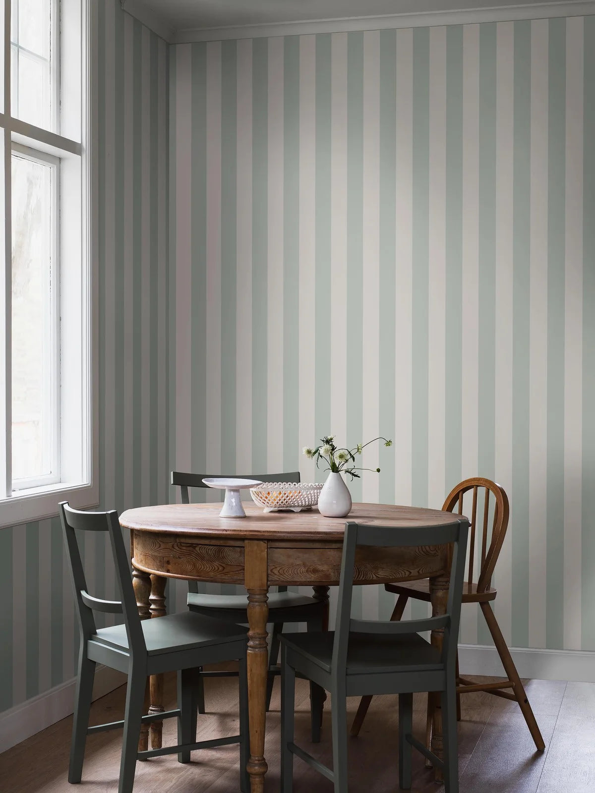 Vliesbehang papier gestreept FALSTERBO STRIPE wit met groen