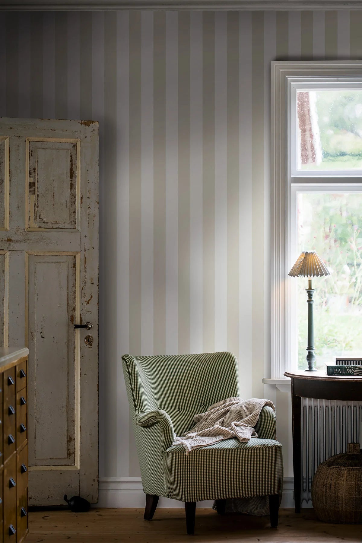 Vliesbehang papier gestreept FALSTERBO STRIPE wit met beige