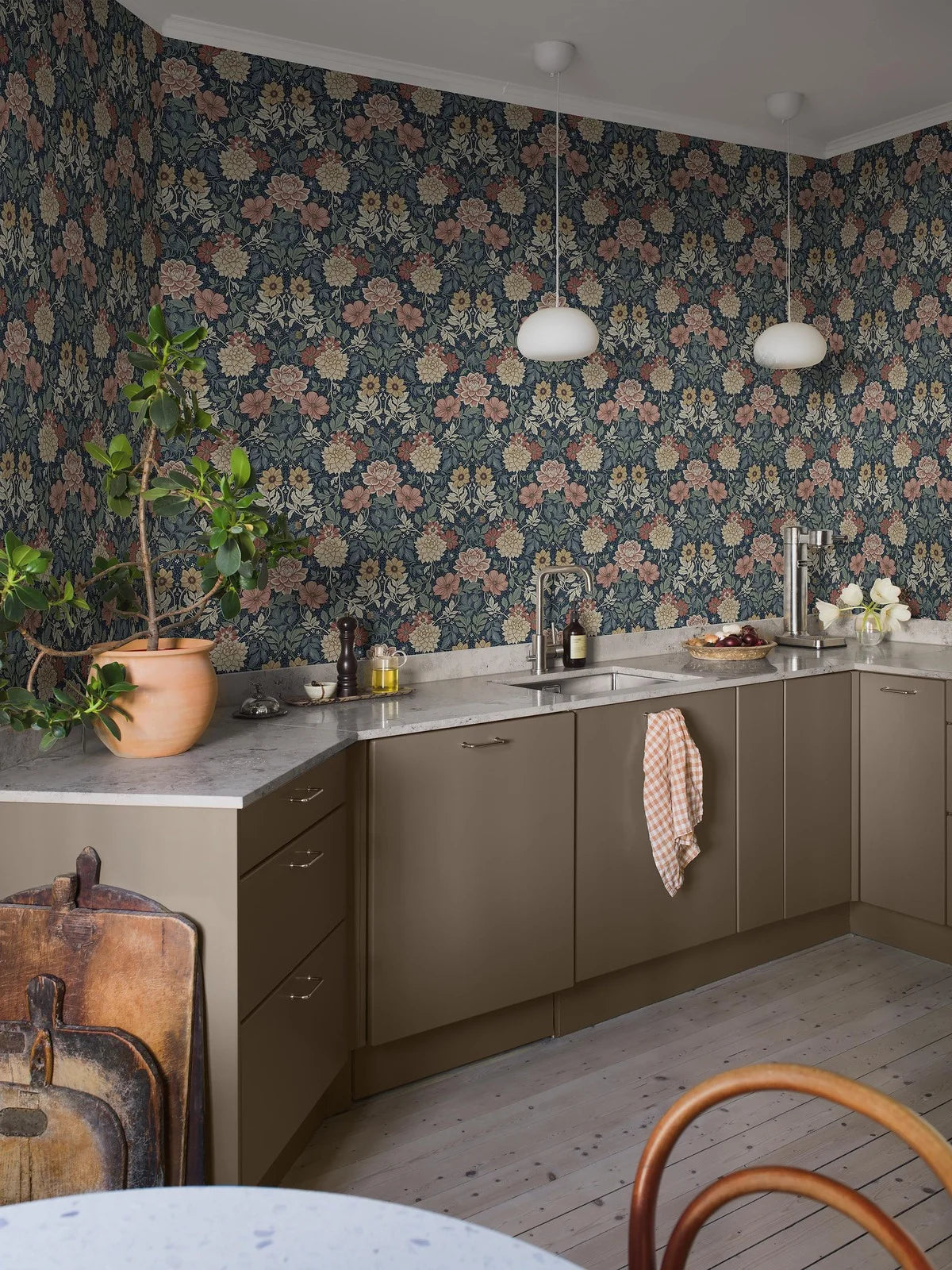 Vlies-Tapete mit Pflanzenmuster DAHLIA GARDEN dunkelblau mit beige und rosa