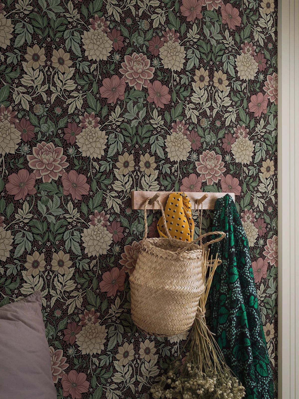 Vlies-Tapete mit Pflanzenmuster DAHLIA GARDEN in schmutzigem Rosa mit Grün