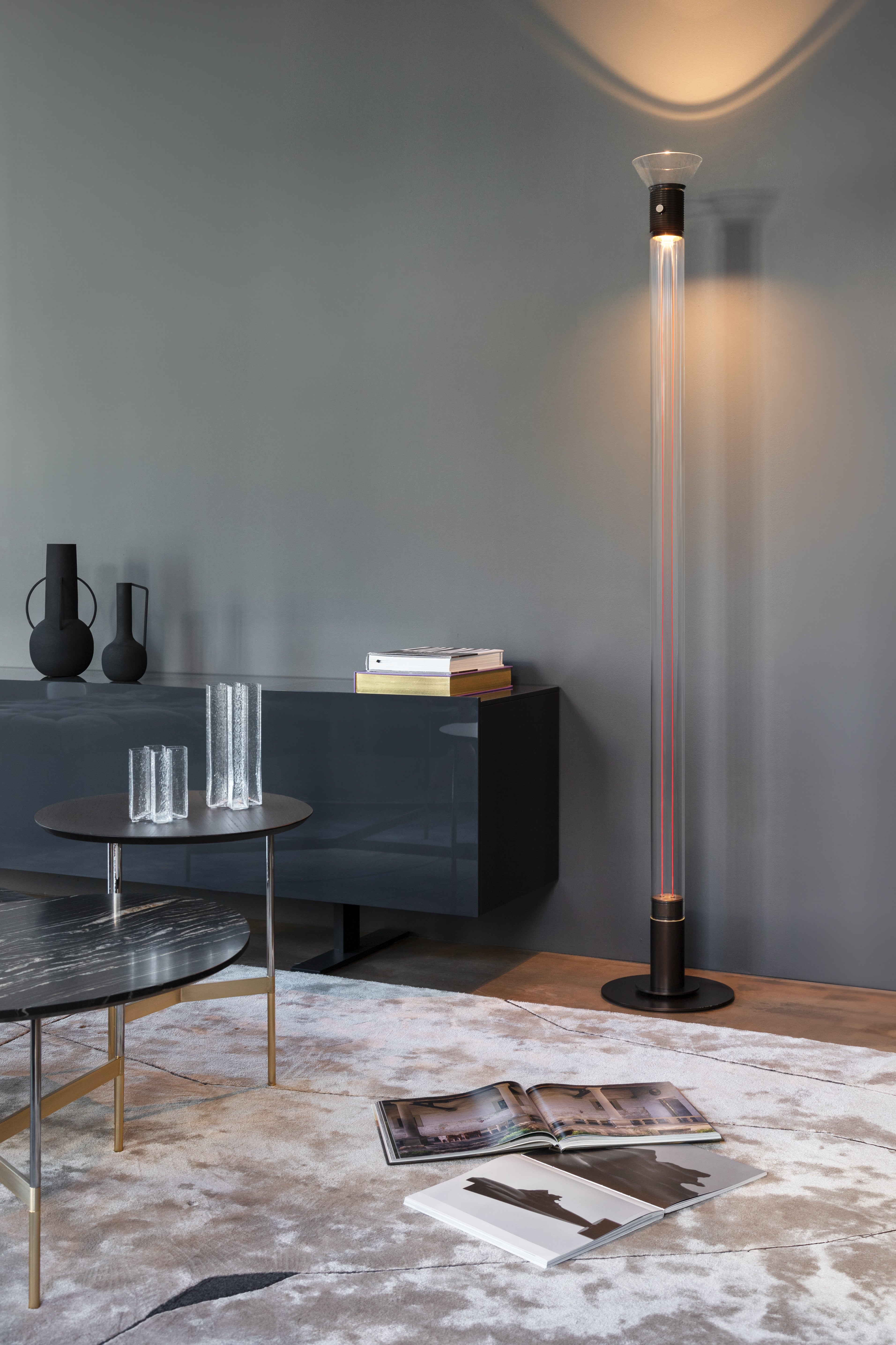Vloerlamp DIA transparant met matte grijze elementen