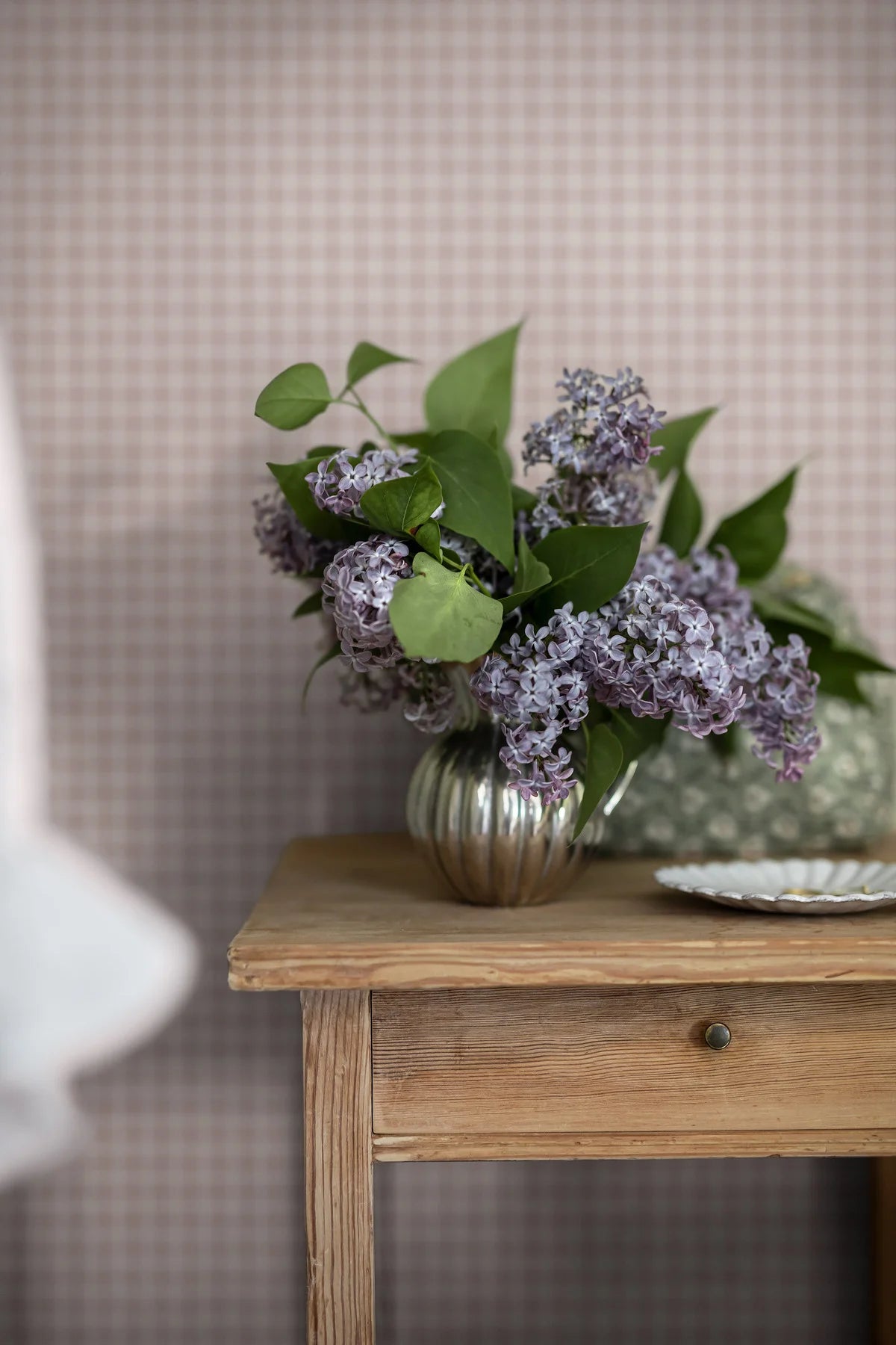 Structural wallpaper imitating linen in a pink and white checkered pattern - PICNIC CHECK