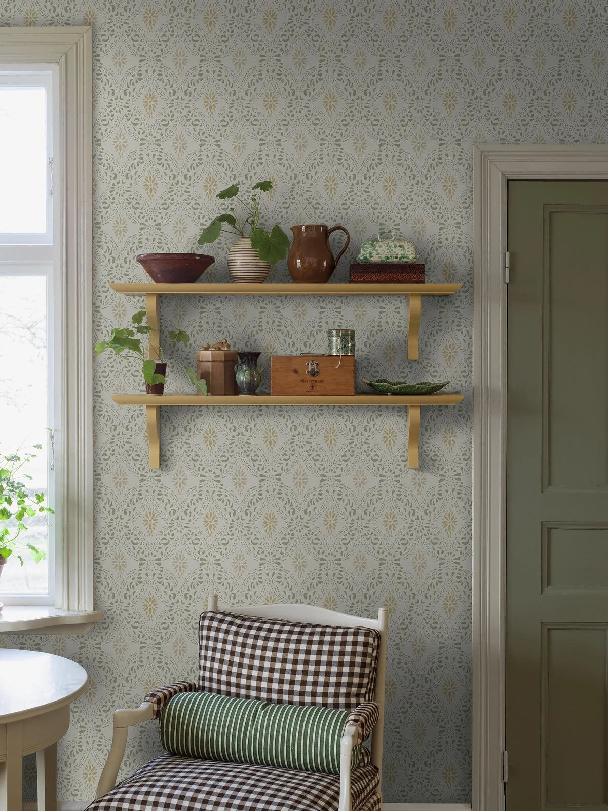 Vliesbehang van papier met geometrisch patroon KVARNHOLMEN wit met groen