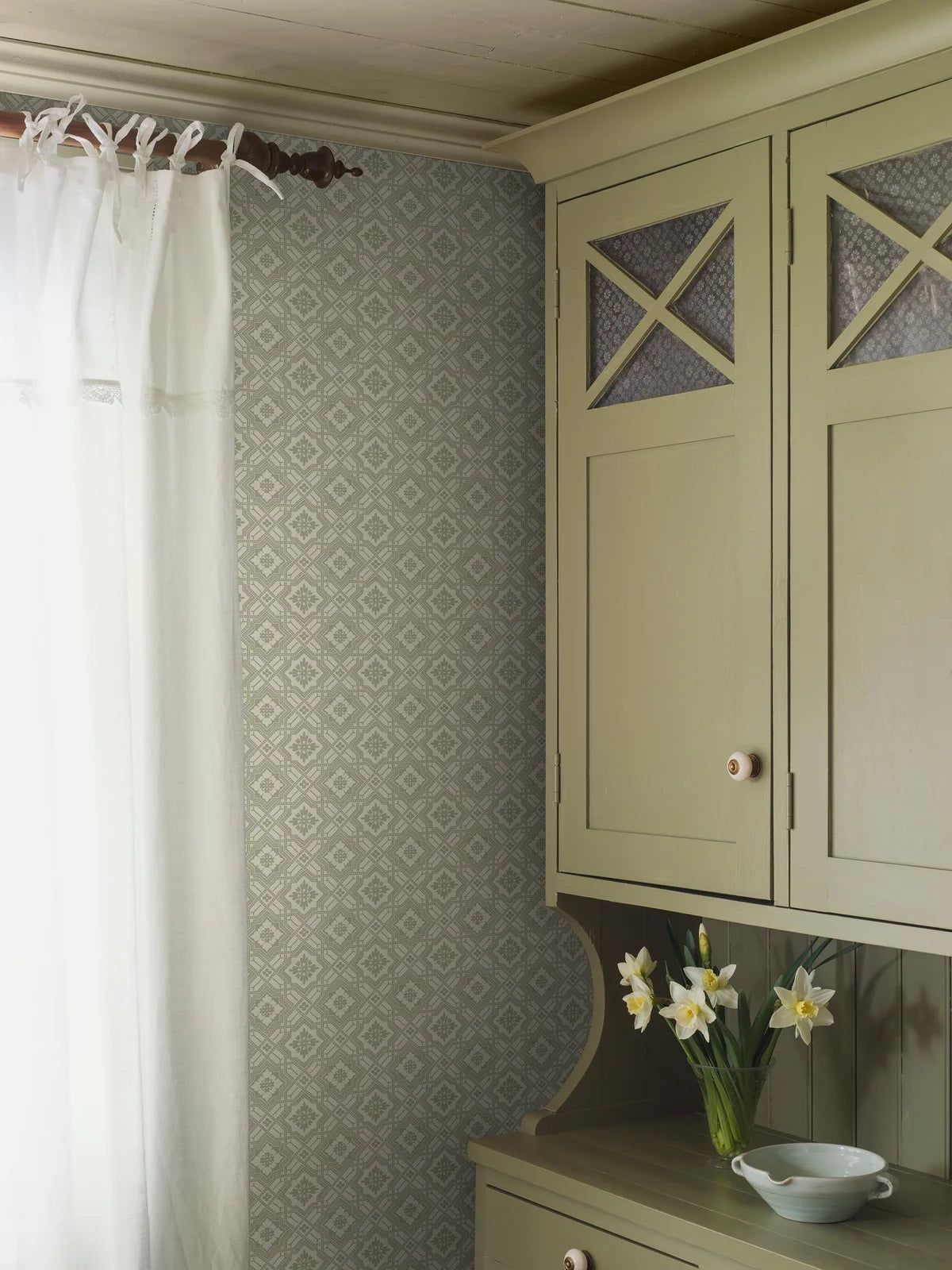 Vliesbehang van papier met geometrisch patroon FRIEDRICH groen met wit